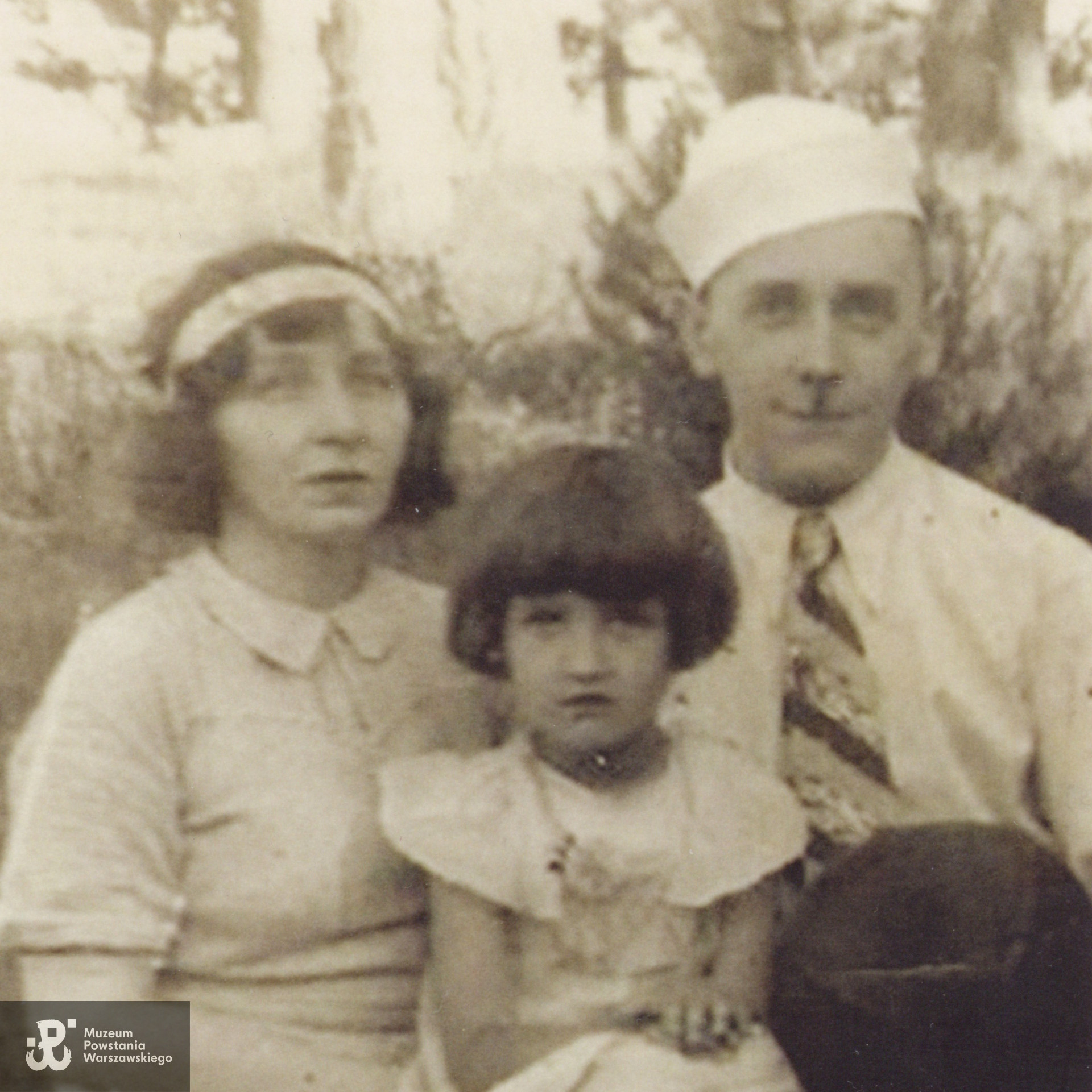 Helena i Tadeusz Brajczewscy z bratanicą Ewą Cabajewską. Fragment szerszego ujęcia. Fot. z archiwum rodzinnego p. Ewy Pośnik, obecnie przekazana do zbiorów Muzeum Powstania Warszawskiego. 