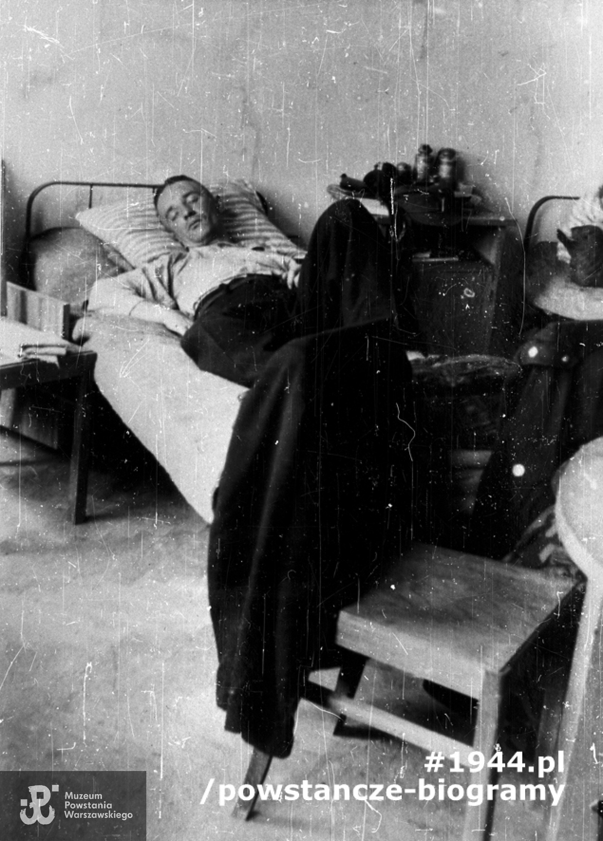 Fotografia z Powstania Warszawskiego. Stare Miasto, róg ul. Długiej i Nalewek. Ppor. "Marek", zastępca dowódcy I Kompanii Szturmowej batalionu "Chrobry I", podczas odpoczynku na kwaterze w Pasażu Simonsa.Ze zbiorów Muzeum Powstania warszawskiego, sygn. MPW-IN/8701