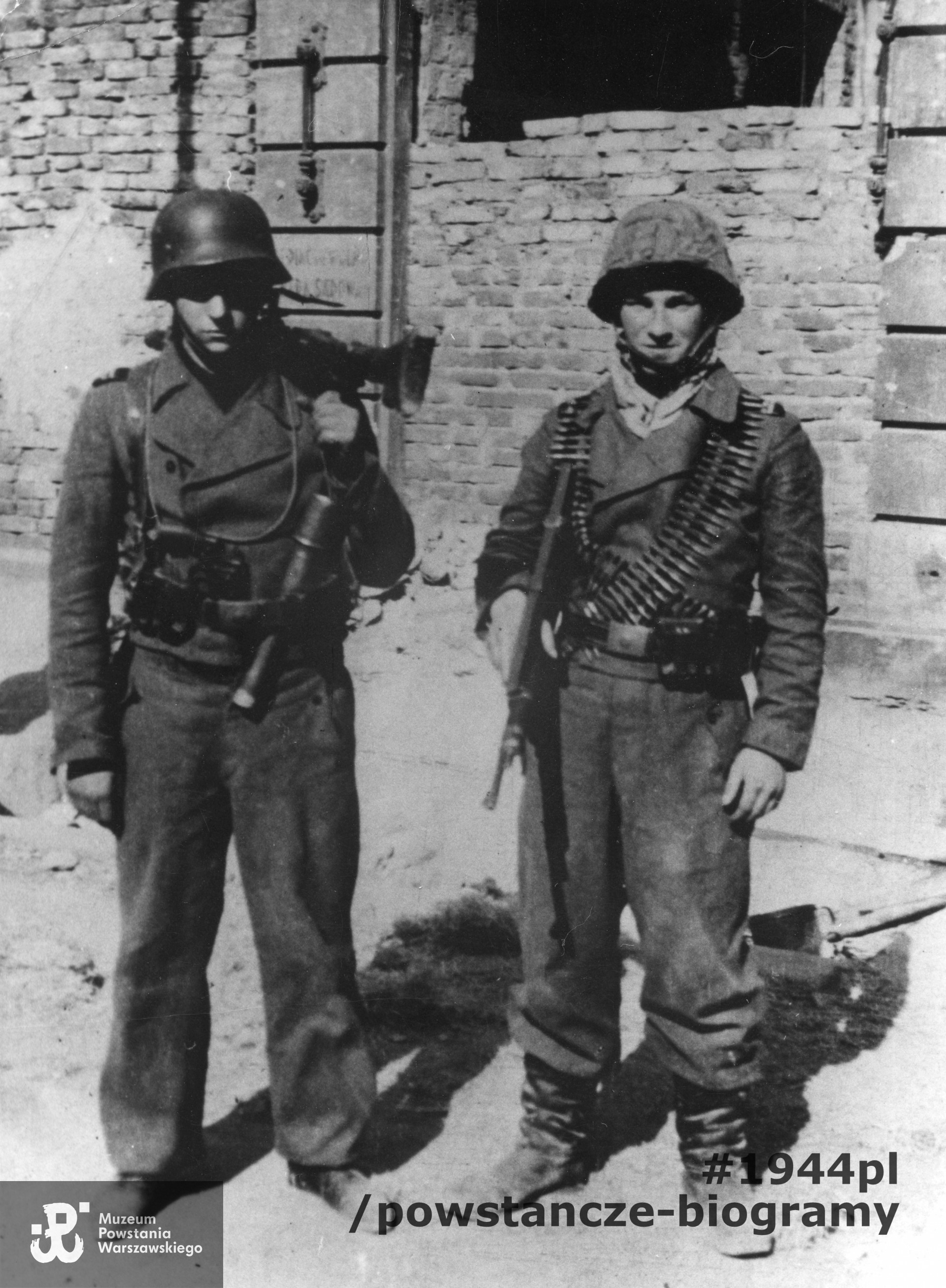 Fotografia z Powstania Warszawskiego. Śródmieście Północne. Obsługa karabinu maszynowego typu MG 34. Stoją od lewej: Feliks Jeziorek  "Felek" i Tadeusz Majewski z Batalionu "Gozdawa". W tle ruiny kamienicy przy ul. Brackiej 20. Fot. ze zbiorów Muzeum Powstania Warszawskiego, sygn. MPW-IP/5736