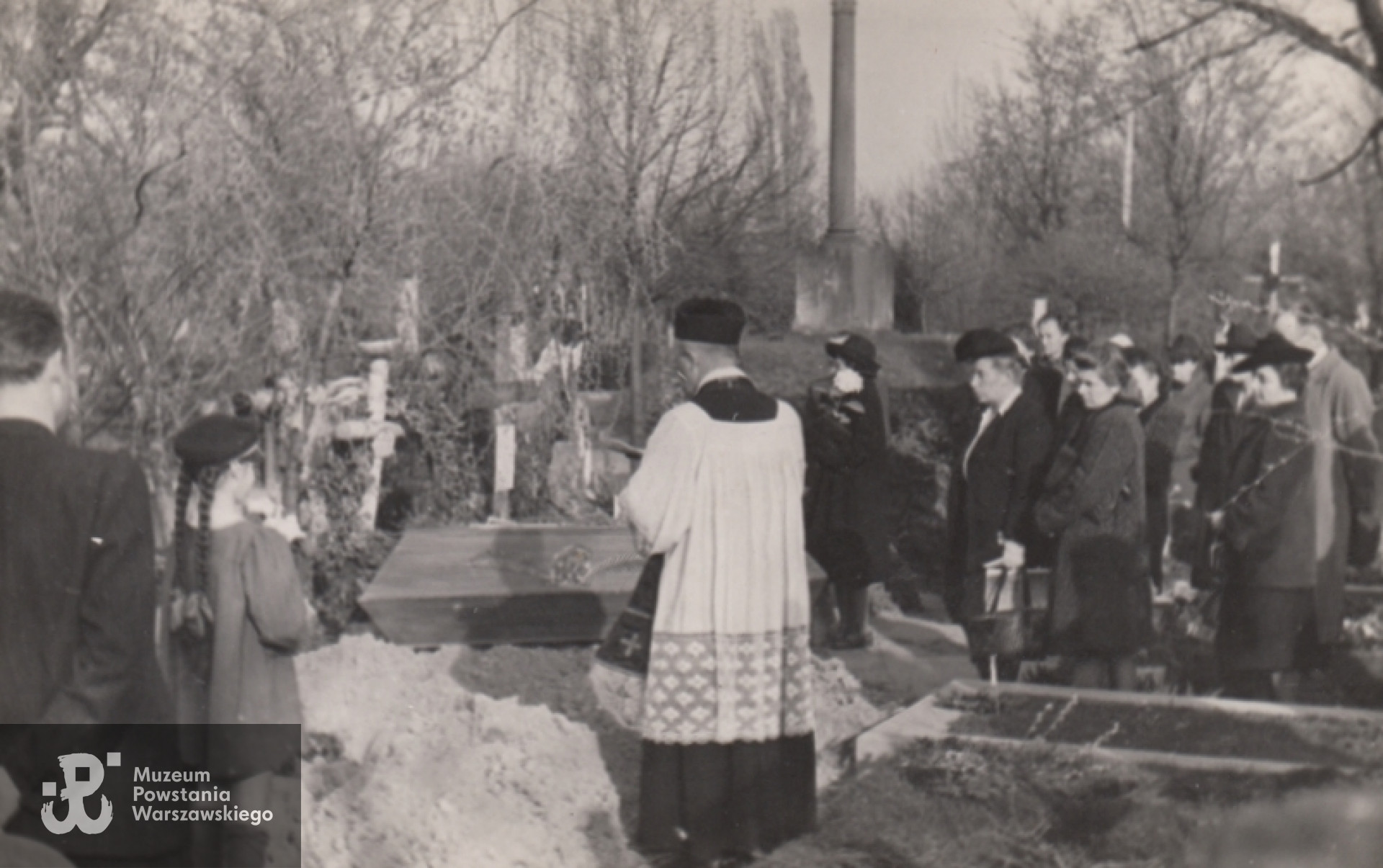 Uroczystość pogrzebowa na Powązkach Wojskowych - 1946 rok.  Archiwum rodzinne Andrzeja i Piotra Milewskich