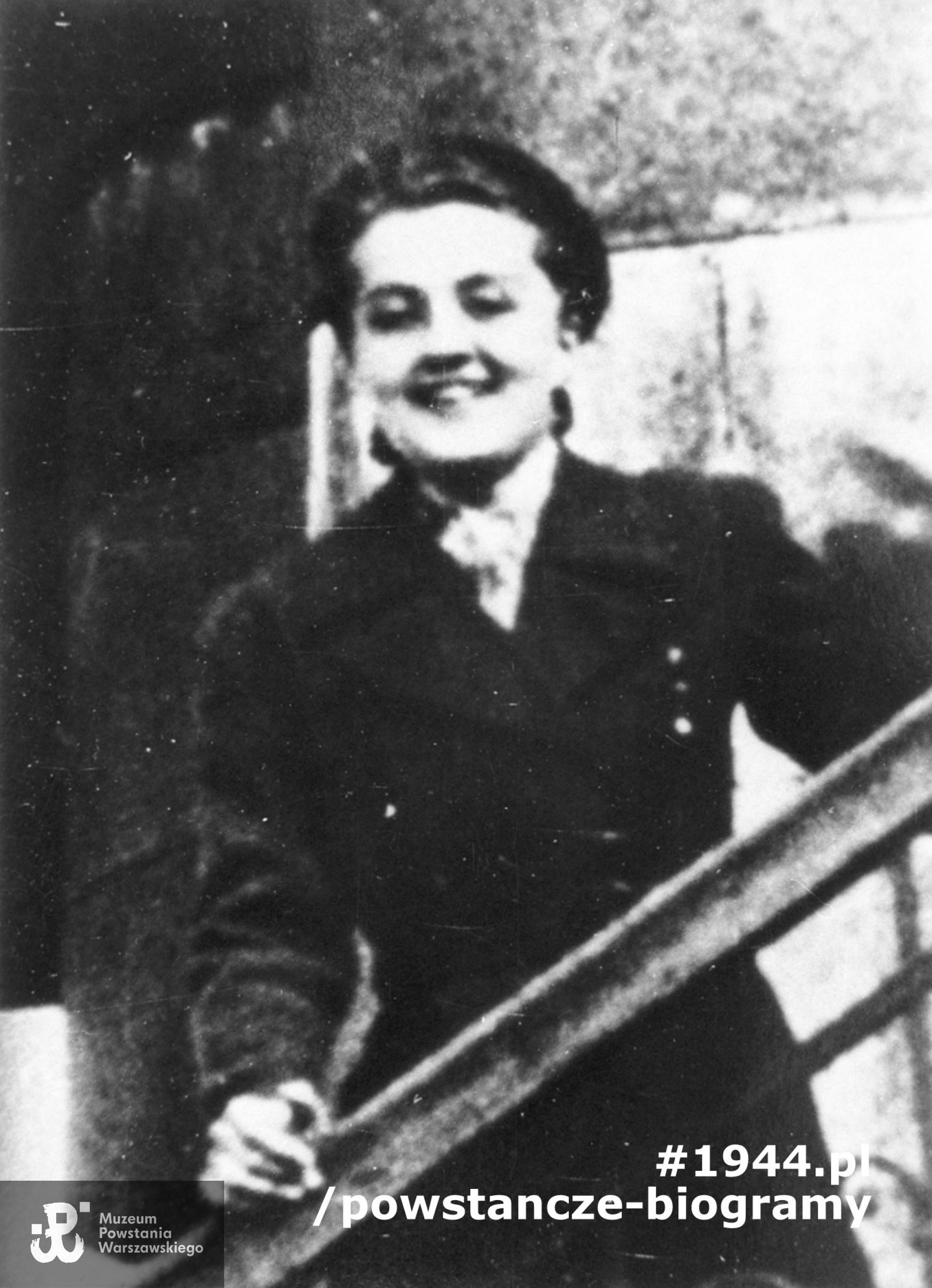 st. sierż. Maria Piotrowicz "Zonia" (1922-1944), poległa w Pęcicach 2.08.44. Fotografia z okresu okupacji. Ze zbiorów Muzeum Powstania Warszawskiego, sygn. MPW-IH/3941