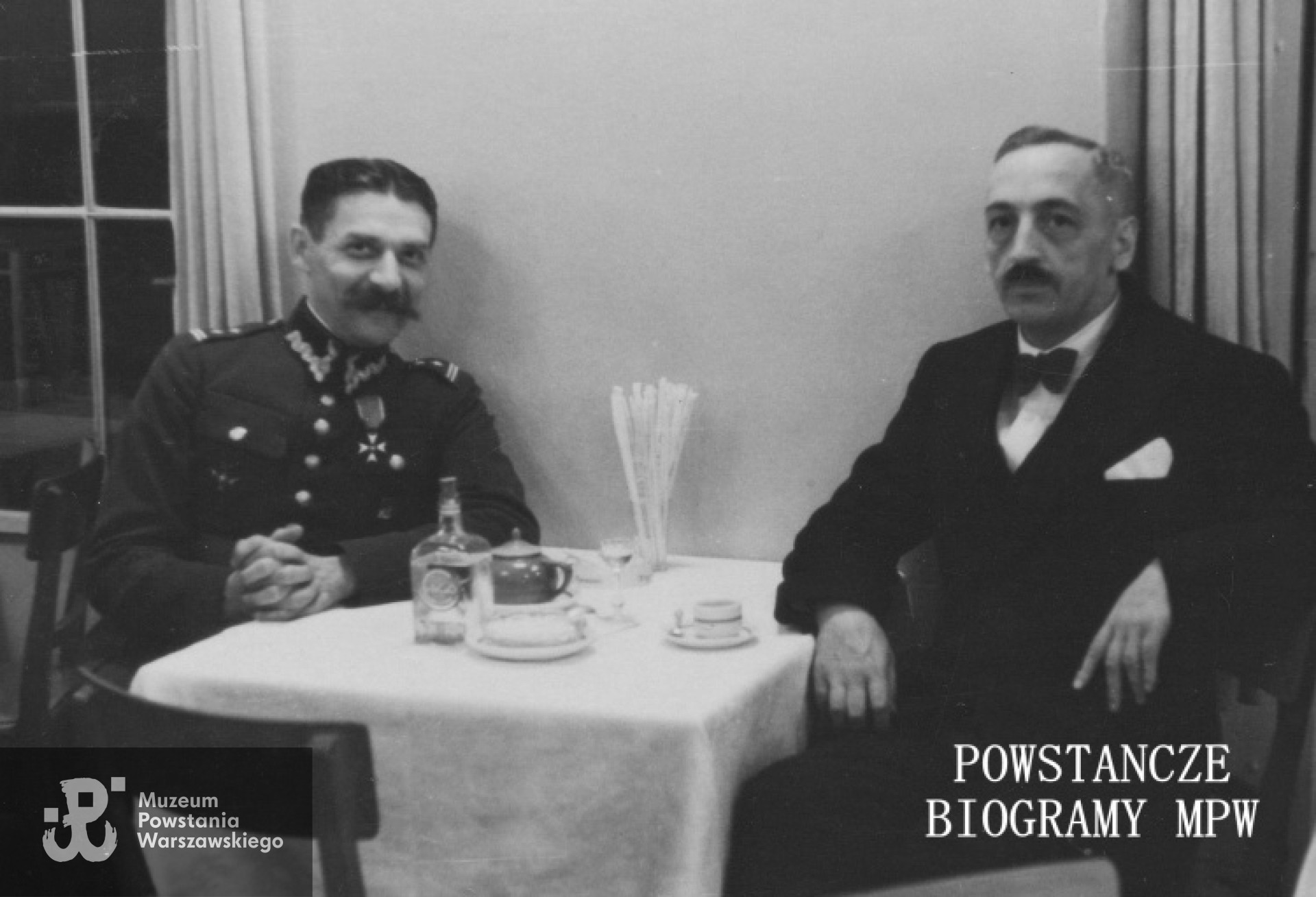 Dr Felicjan Guda-Wołkowiński ( na zdjęciu po lewej) w Ciechocinku w 1934 r. Fot. ze zbiorów Muzeum Powstania Warszawskiego, sygn. P/5482