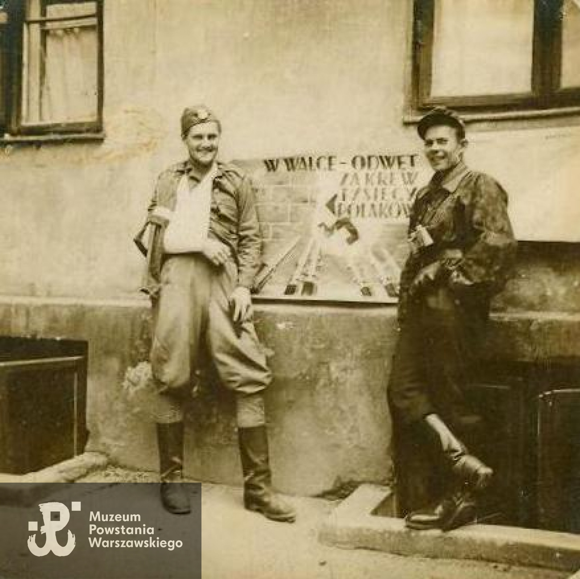 Powstanie Warszawskie : Fryderyk Fryszer stojący  po prawej. Zdjęcie z archiwum rodzinnego