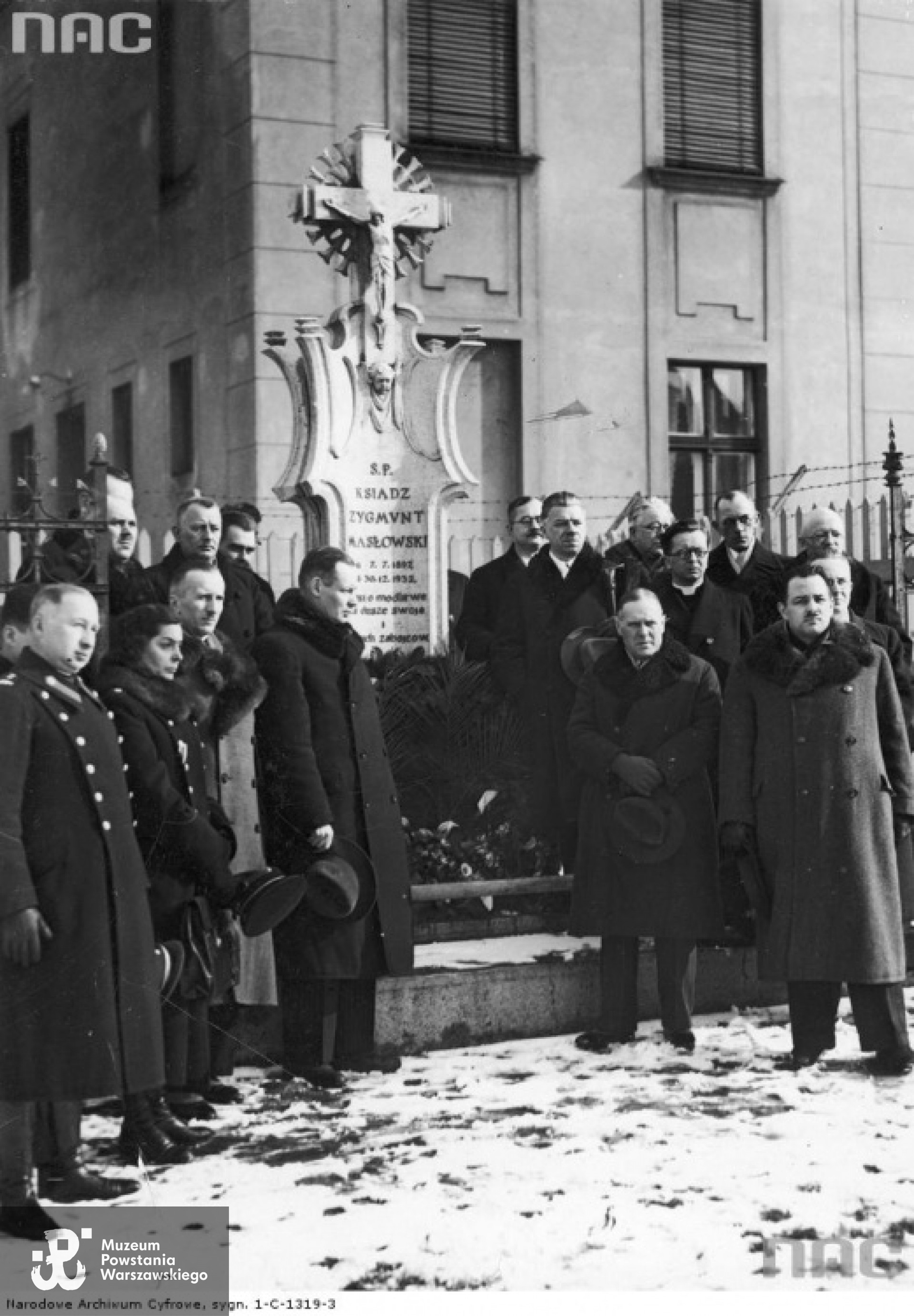 1937 rok : I Ogólnopolski Zjazd Przeciwżebraczy w Poznaniu. Na zdjęciu uczestnicy zjazdu po złożeniu wieńca pod pomnikiem księdza profesora Zygmunta Masłowskiego zamordowanego przez włóczęgów w chwili, gdy zamierzał wesprzeć ich datkiem. Widoczni m.in.: inspektor PP Sawicki (1. z lewej),  przewodniczący Miejskiego Komitetu do Walki z Żebractwem Kazimierz Motyliński (1. z prawej), naczelnik Wydziału Przemysłowego u Urzędzie Wojewódzkim w Poznaniu Franciszek Hempowicz. Aspirantka PP Stanisława Paleolog stoi II z lewej. Fot. ze zbiorów NAC  [www.audiovis.nac.gov.pl]