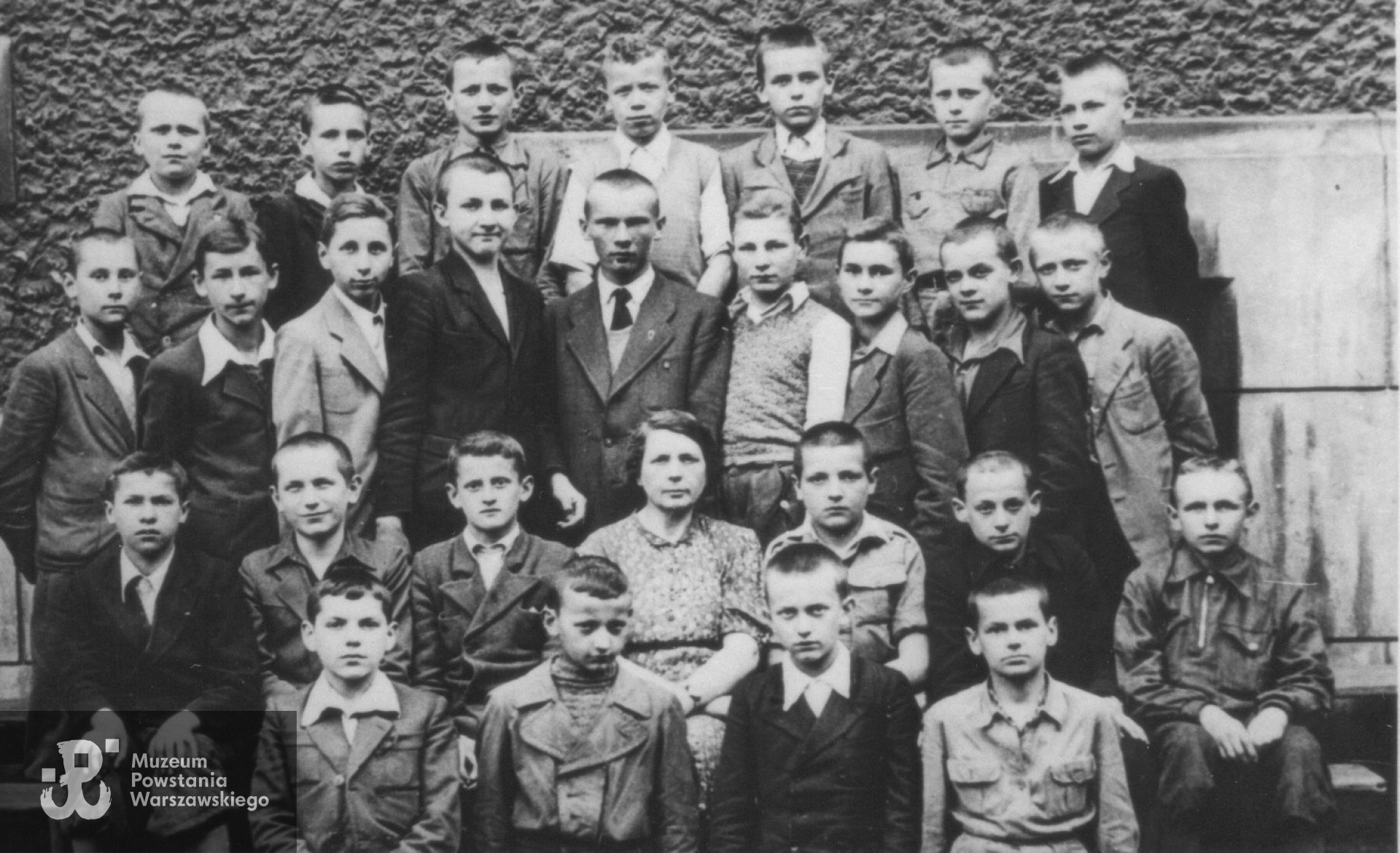 Uczniowie szkoły przy ul. Drewnianej, 1943 rok. Fot. ze zbiorów rodzinnych