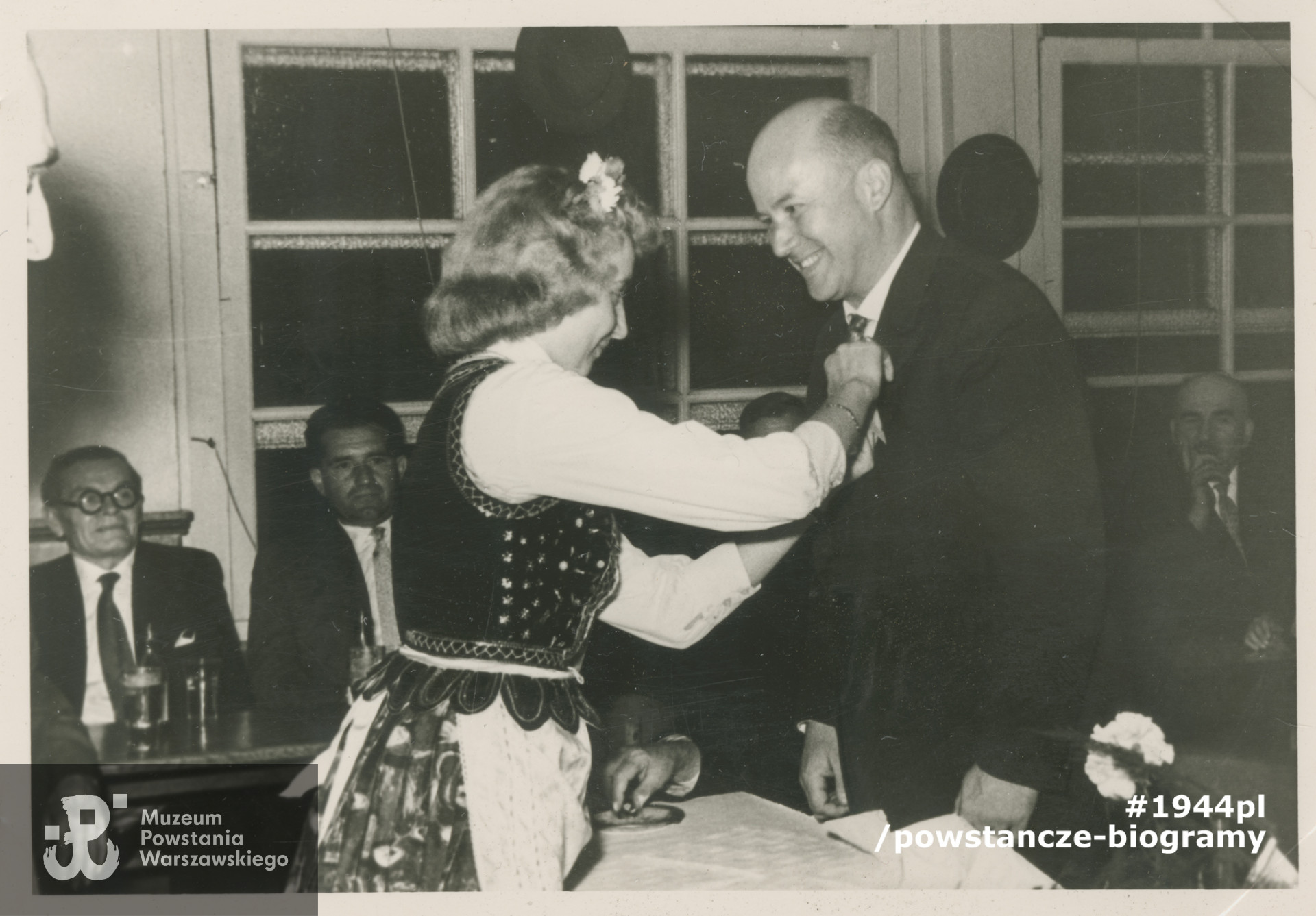 Fotografia z okresu powojennego. Wielka Brytania. Jan Nowak-Jeziorański (właściwie Zdzisław Antoni Jeziorański „Janek”, „Jan Nowak”, „Jan Zych”) dekorowany podczas jednego ze spotkań polonijnych. Fot. ze zbiorów Muzeum Powstania Warszawskiego, sygn. MPW-IS/786