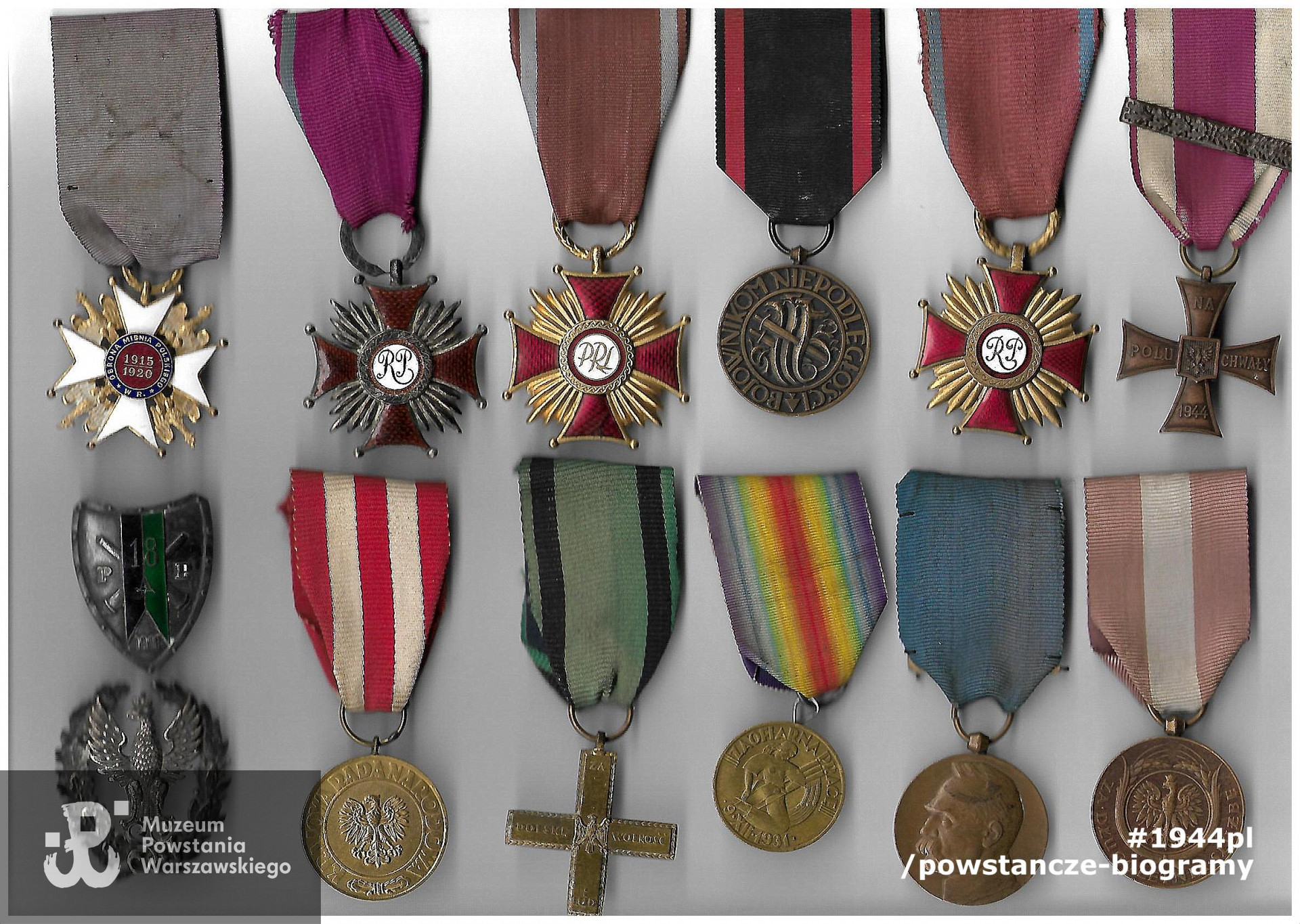 Odznaczenia Jana Cyryla Mockałło. Na zdjęciu widoczne  m. in. Krzyż Walecznych, Medal Niepodległości, Krzyż Za Obronę Mienia Polskiego w Rosji 1915-1920, Złoty i Srebrny Krzyż Zasługi (II RP),  Krzyż Partyzancki, Medal Zwycięstwa i Wolności, Medal 10-lecia Odzyskania Niepodległości (II RP), Medal za Długoletnią Służbę (odznaczenie cywilne, II RP),  Odznaka  18. Pułku Artylerii Lekkiej (18 pal), Odznaka Honorowa za Ofiarą Pracę  - 9 XII 1931 (II RP - II powszechny spis ludności) i inne. Pamiątki ze zbiorów rodzinnych, fot. nadesłał p. Witold Mockałło
