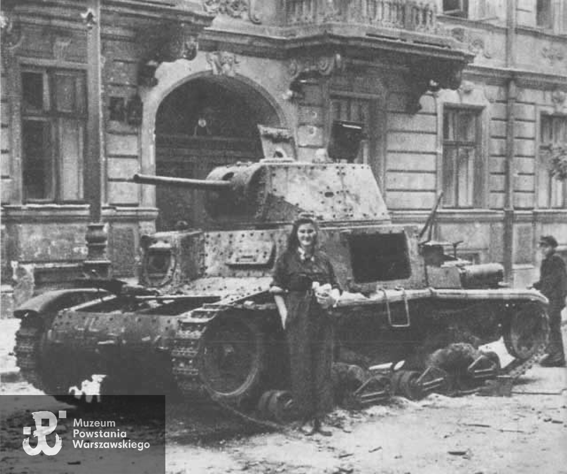 Zdjęcie pamiątkowe "Jutrzenki" przed spalonym włoskim czołgiem Fiat U 14/41 - Pz.Kpfw 736(i) na ul. Pięknej - już po zdobyciu "Małej Pasty". Według relacji córki: "Wracała z jakiegoś punktu z opatrunkami i jakiś chłopiec - powstaniec - zrobił jej całą serię zdjęć przy tym wypalonym czołgu". Zdjęcie  - bez podpisu kogo przedstawia - po raz pierwszy zostało opublikowane w albumie Stanisława Kopfa "Dni Powstania. Kronika Fotograficzna Walczącej Warszawy" - wyd. PAX Warszawa 1957 - str. 107.