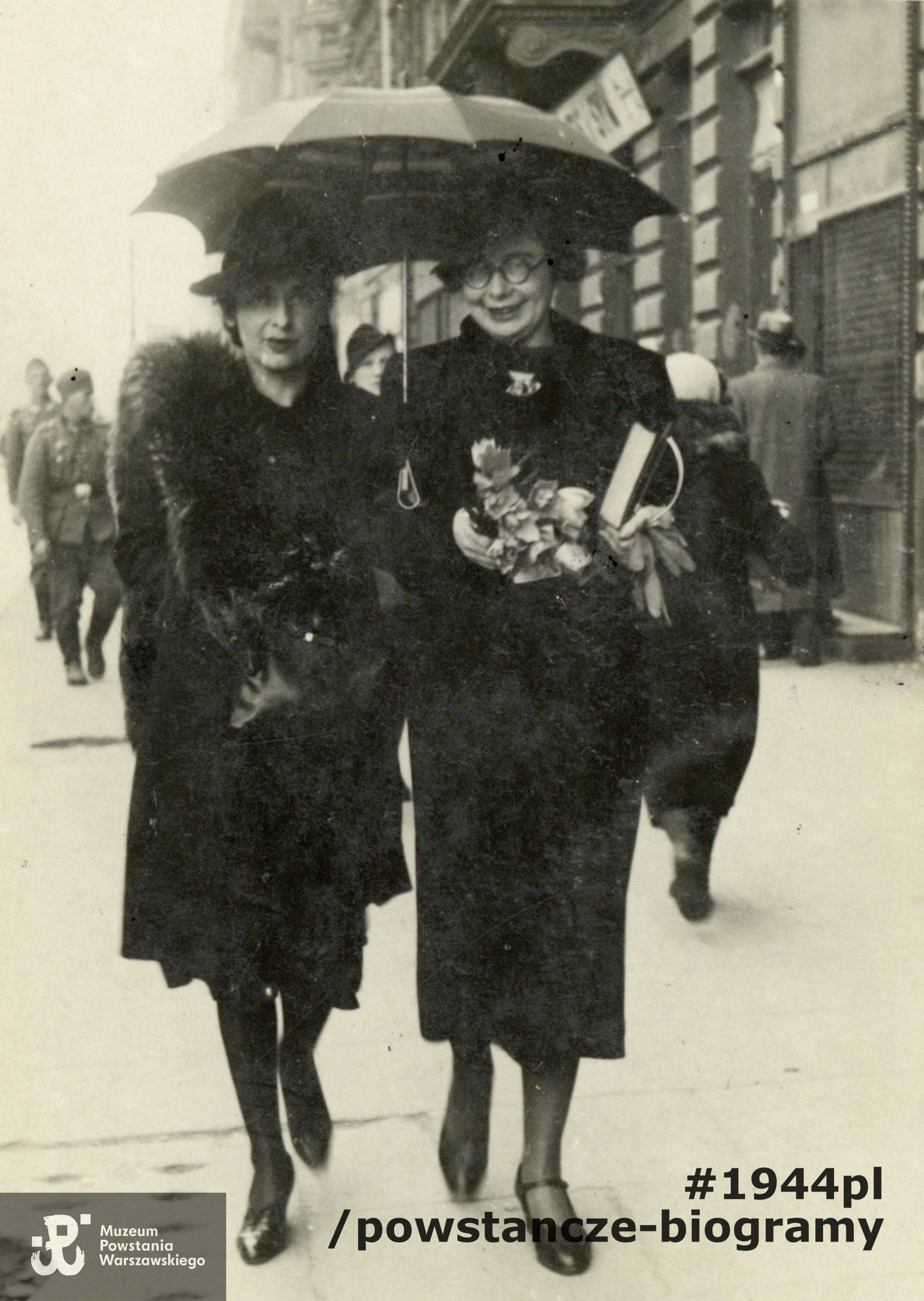 Zofia Czarnowska (z prawej) ps. "Zula" - lat 39. Zginęła na Starówce na ul. Świętojańskiej dn. 11 sierpnia 1944r." Na rewersie widoczny opis ołówkiem "Ciocia Zosia". Fot. ze zbiorów Muzeum Powstania Warszawskiego, sygn. P/7647, dar p. Ileany Poryckiej