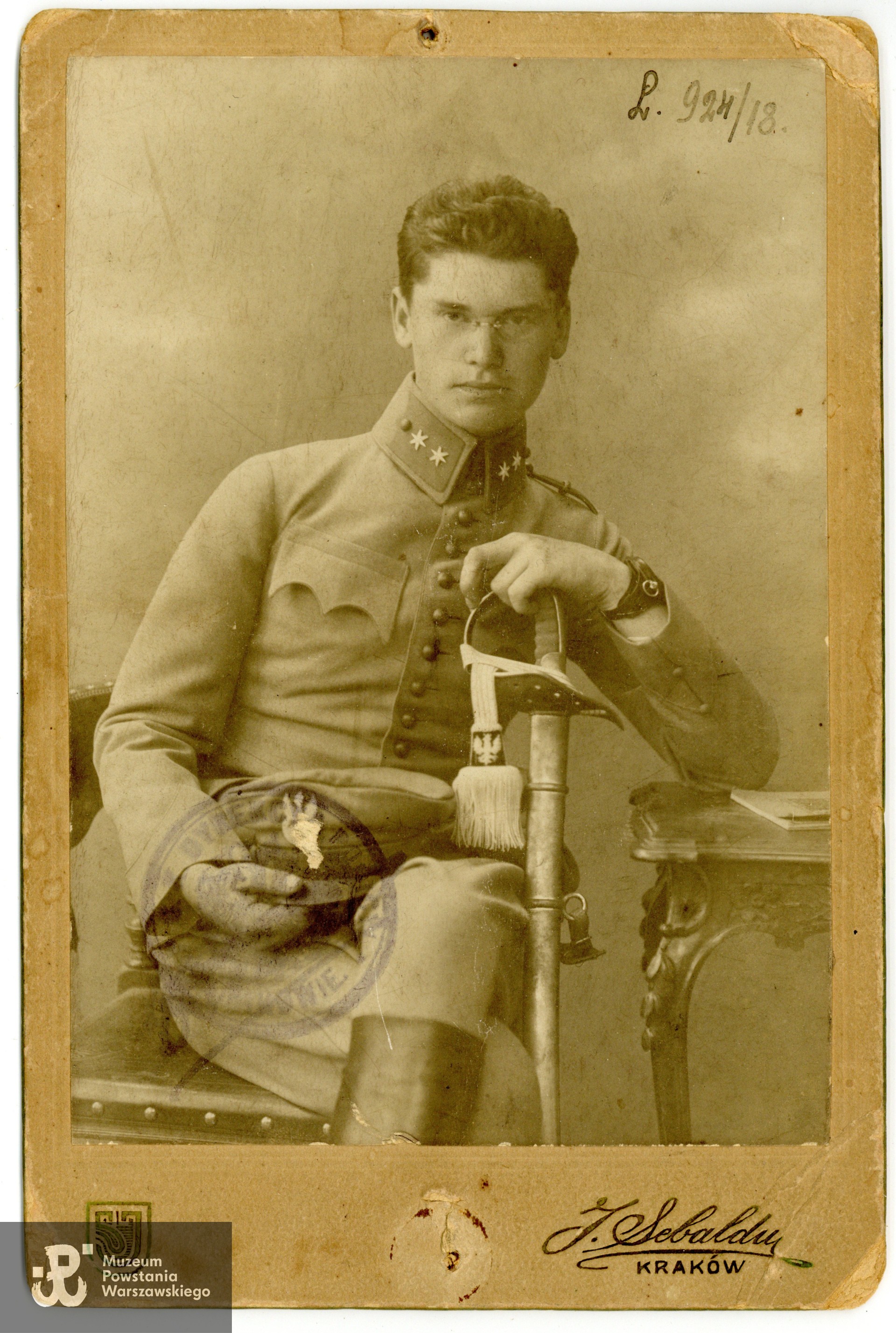 Ojciec Zdzisława,  Mieczysław Dziewoński, porucznik taborów rezerwy, legionista, handlowiec, w 1939 r. w 8 Pułku Ułanów, lat 45,  został zamordowany 8 lub 9 maja 1940 w Kalininie (obecnie Twer) i pogrzebany w Miednoje. Fot. ze zbiorów rodzinnych, do wykonania skanów udostępnili p. Katarzyna i p. Adam Dziewońscy, skan wykonano w Muzeum Powstania Warszawskiego, 04/2025