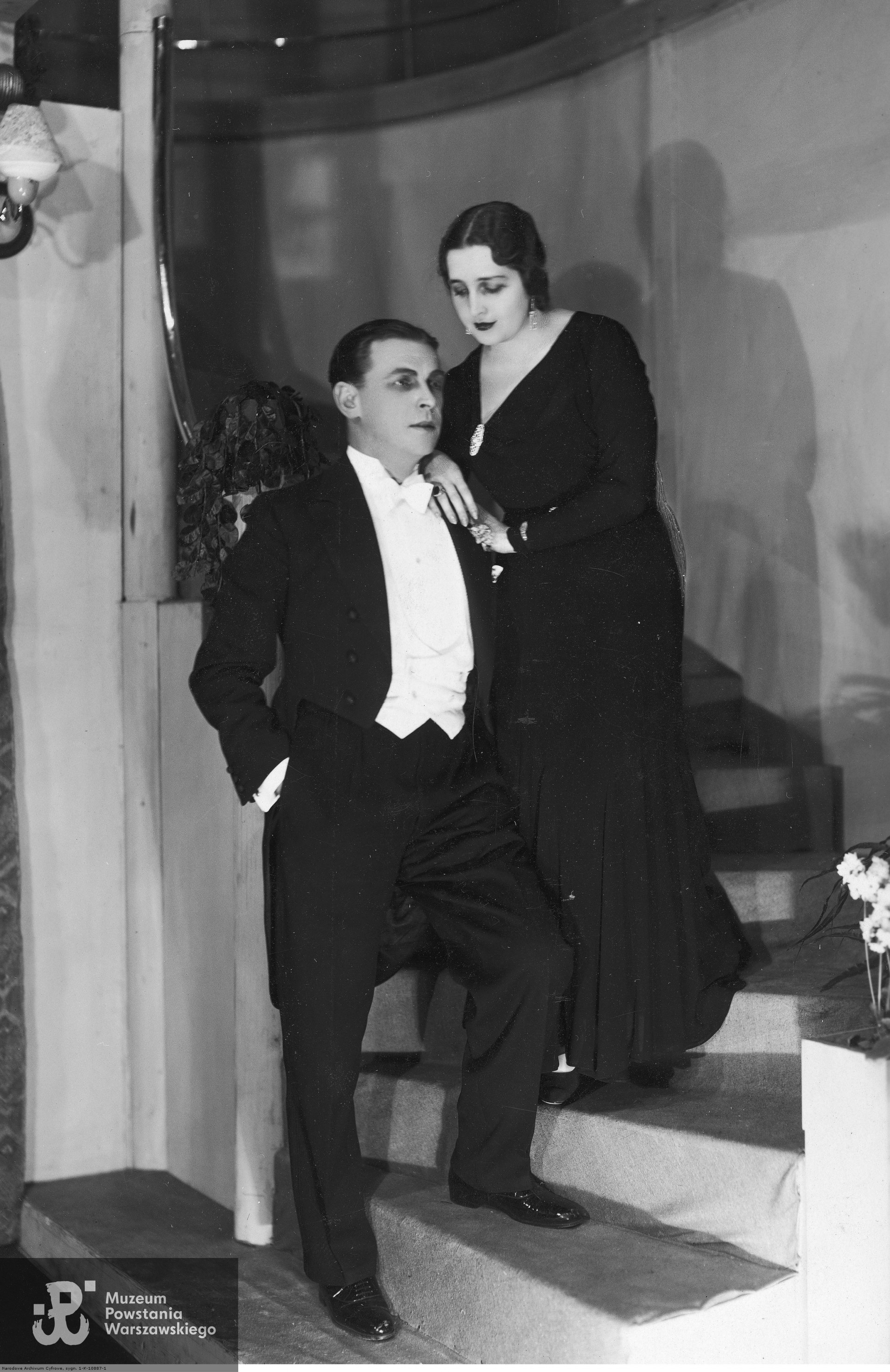 Maria Gorczyńska i Juliusz Osterwa w jednej ze scen przedstawienia „Noc sylwestrowa” Stefana Krzywoszewskiego w Teatrze Letnim w Warszawie. Fot. ze zbiorów Narodowego Archiwum Cyfrowego, Koncern Ilustrowany Kurier Codzienny - Archiwum Ilustracji, sygnatura: 1-K-10887-1