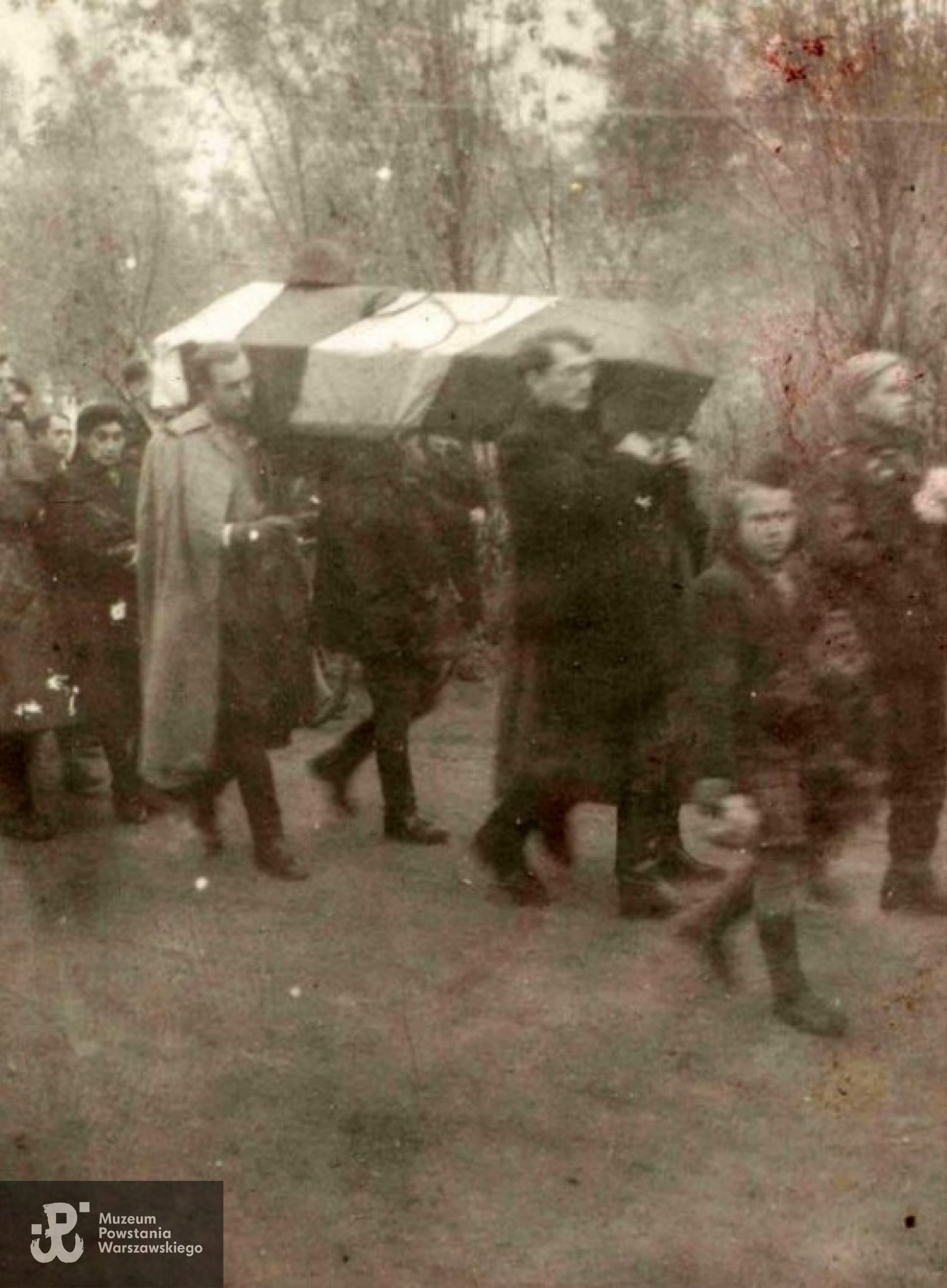 Pogrzeb hm. kpt. Andrzeja Romockiego "Andrzeja Morro" na Powązkach, 31 października 1945 r.
