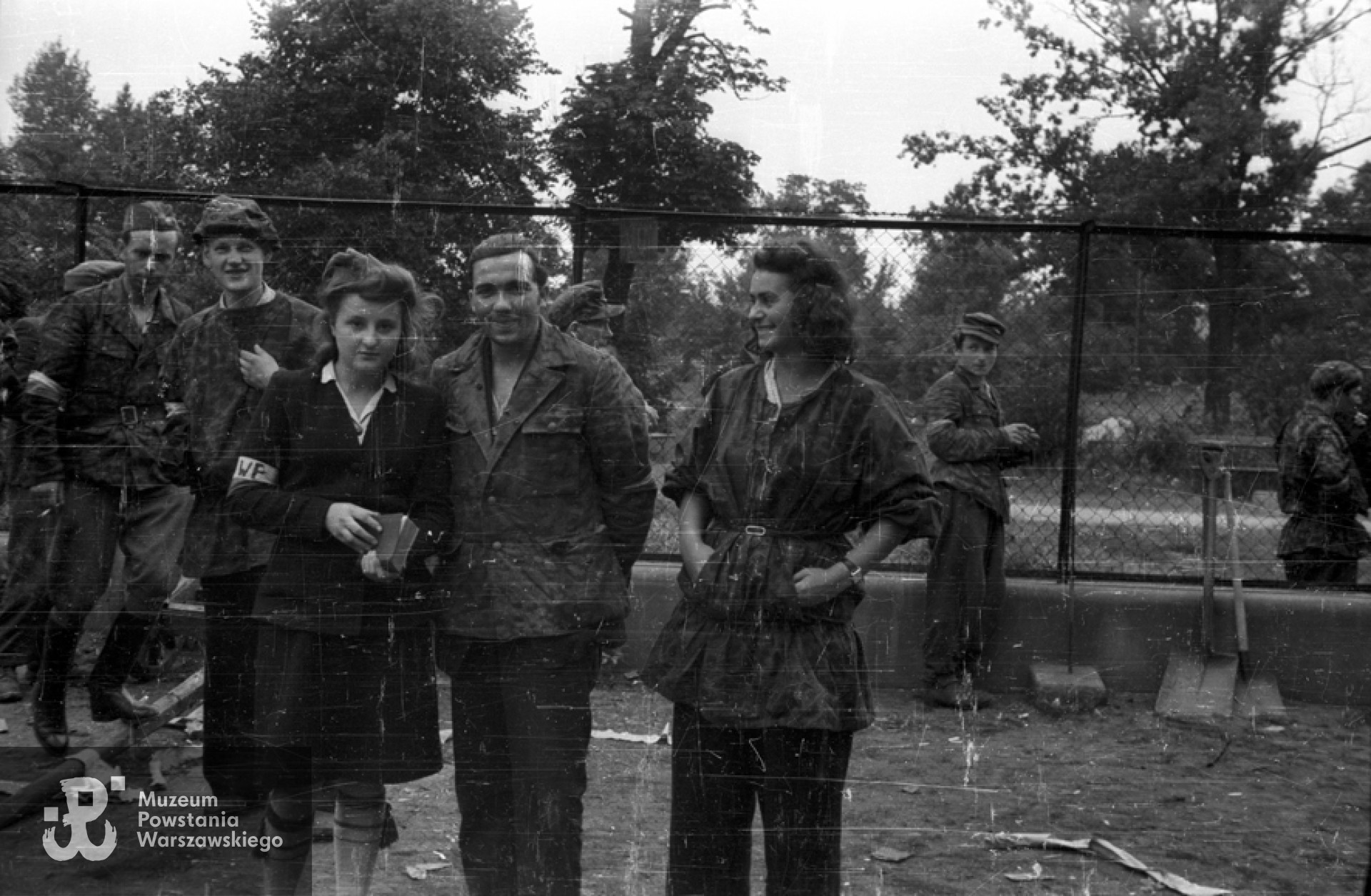Fotografia z Powstania Warszawskiego. Stare Miasto, Ogród Krasińskich. Żołnierze batalionu "Chrobry I". Pierwszy od lewej - pchor. Ryszard Włodarczyk "Czarny", drugi - strz. "Bronisław Borowski "Słowik", trzecia - łączniczka NN, czwarty - prawdopodobnie kpr. pchor. Reginald Lewicki "Czarnota", piąta - Danuta Kamińska "Ewa", szósta NN. Fot. ze zbiorów Muzeum Powstania Warszawskiego, sygn. MPW-IN/8644. Autorem zdjęcia jest Zygmunt Sowiński "Ostoja"