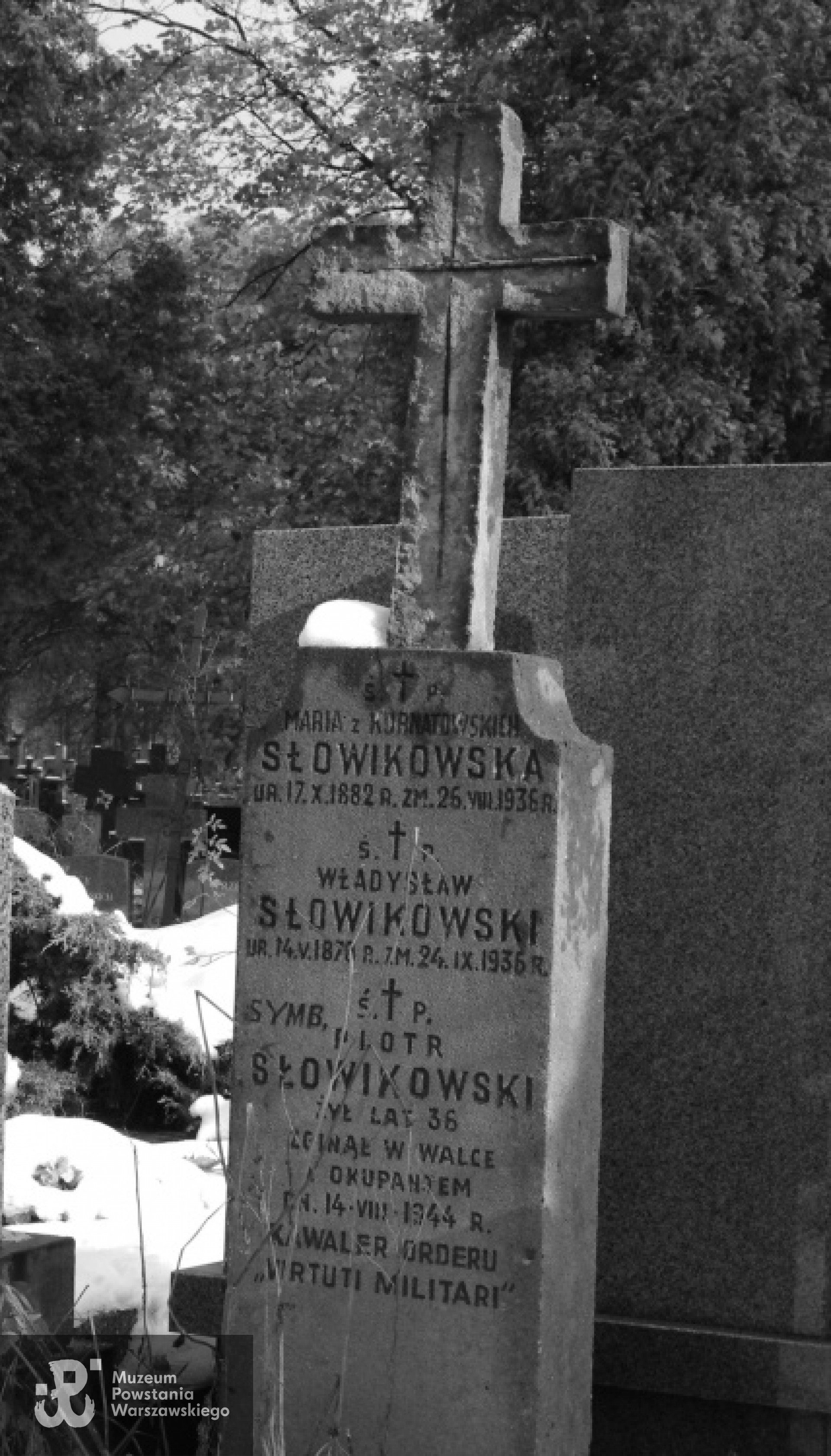 Mogiła symboliczna kapitana Piotra Słowikowskiego na Cmentarzu Bródnowskim w Warszawie. Fragment zdjęcia autorstwa Mateusza Opasińskiego, źr.<i> Wikimedia Commons; CC BY-SA 3.0</i>