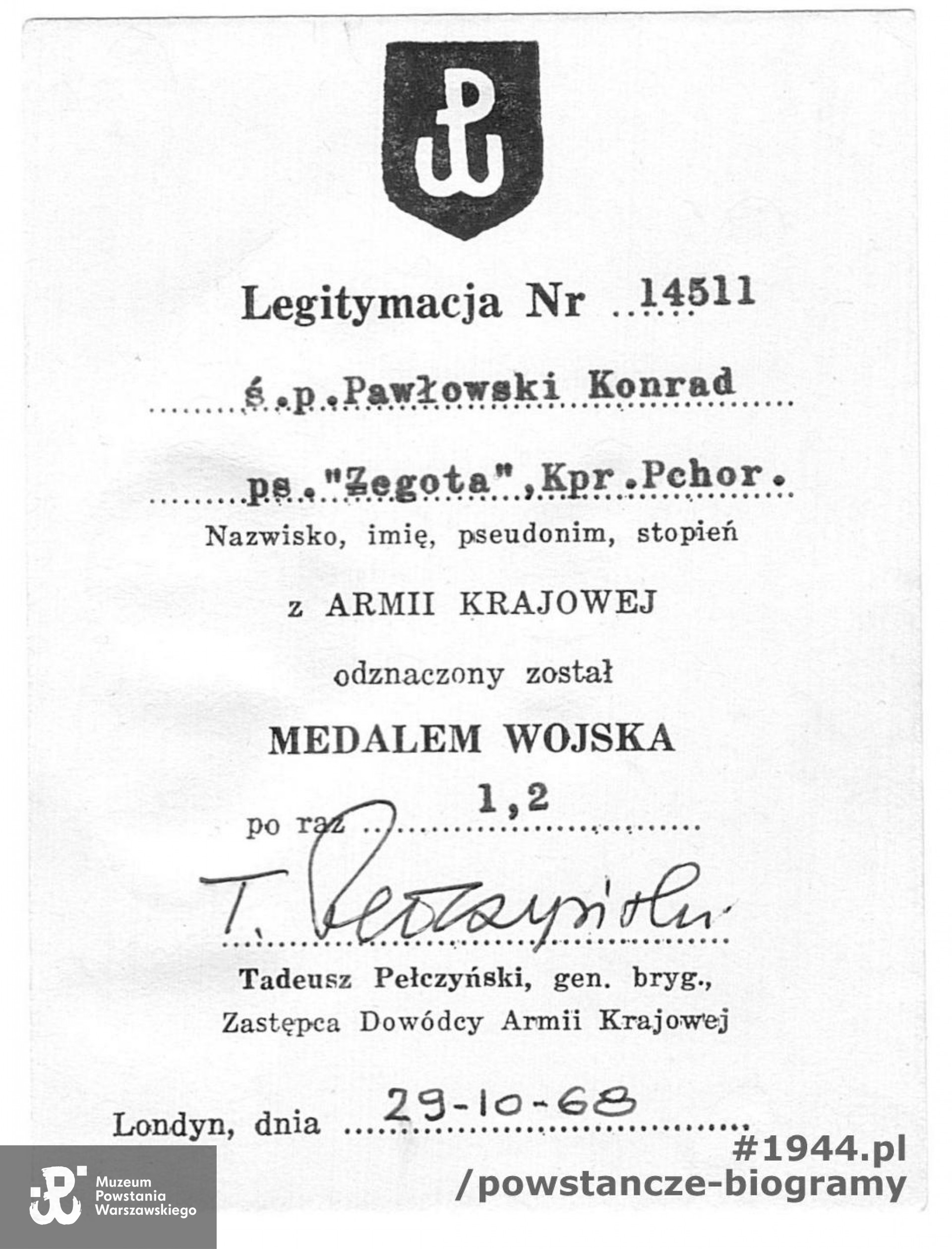 Kopia legitymacji odznaczenia kpr. pchor. Konrada Pawłowskiego ps. "Żegota" Medalem Wojska po raz 1 i 2. Widoczny podpis  gen. bryg. Tadeusza Pełczyńskiego ps. „Grzegorz”, zastępcy Dowódcy Armii Krajowej. Archiwum rodzinne Wojciecha Sagana
