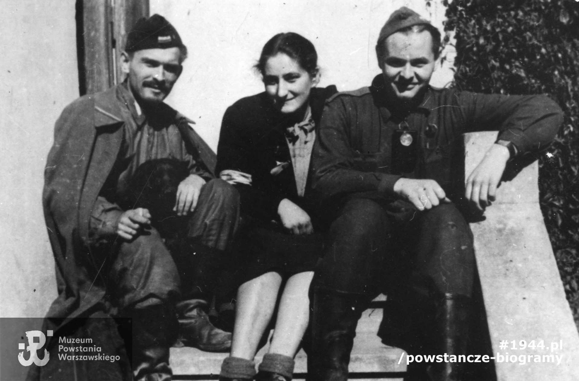 Fotografia z Powstania Warszawskiego. Troje powstańców z kompanii "O-3" Batalionu "Olza" Pułku "Baszta" przed wejściem do szpitala kompanii "Pod Zlewkiem" przy ul. Pilickiej 23. Od lewej: ppor. Zbigniew Bednarski "Jurkowski", sanitariuszka Ewa Nowosielecka "Ewa II", ppor. dr Krystyn Zawadzki "Leszek". Fot. ze zbiorów Muzeum Powstania Warszawskiego, sygn.  MPW-IP/10080/70 ("Baszta")