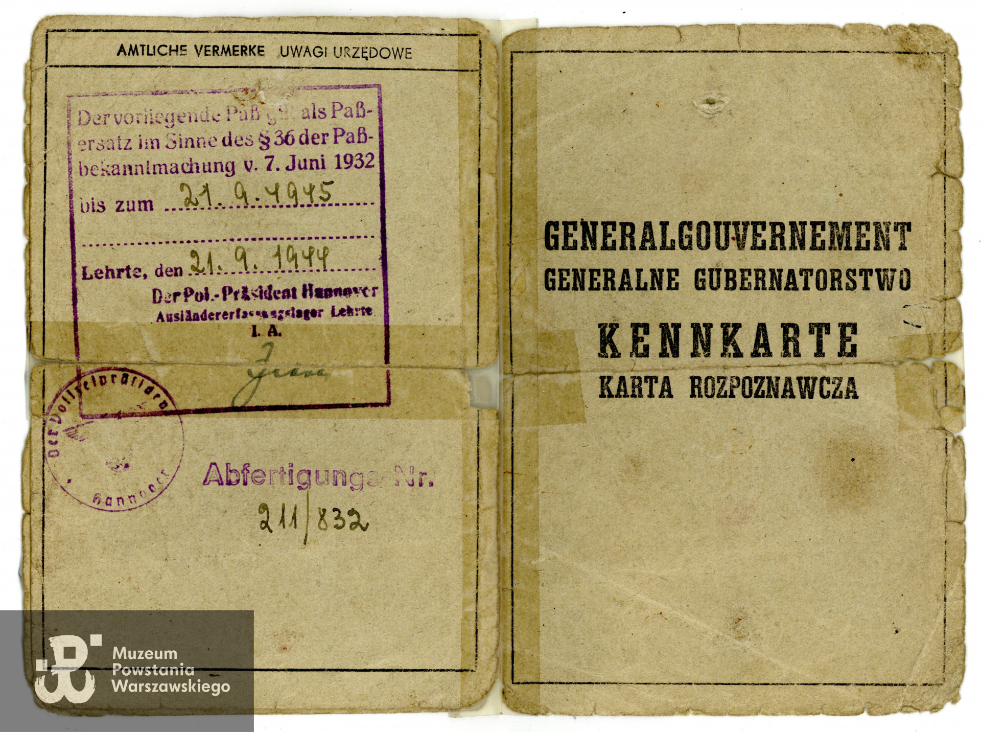 Należąca do Marii Poławskiej kenkarta (niem. Kennkarte, karta rozpoznawcza) – dokument tożsamości wydawany obligatoryjnie przez okupacyjne władze niemieckie. Uwaga! dokument sklejony po wojnie bez zachowania właściwej kolejności stron. Ze zbiorów rodzinnych, do wykonania kopii udostępnił p. Paweł Poławski, bratanek