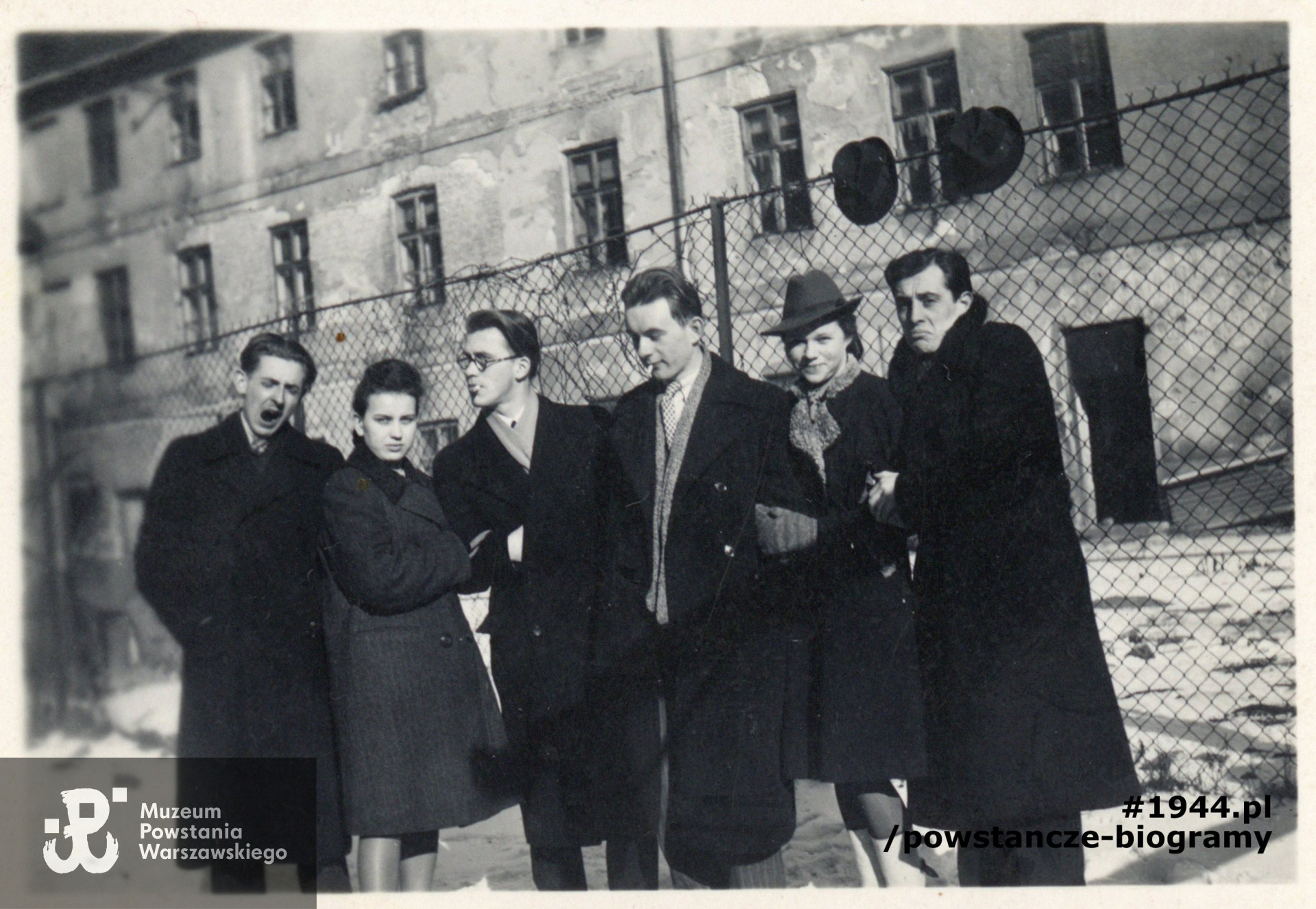 Fot. wykonana na przełomie 1943 i 1944 roku - Janina Mesterhazy stoi druga z lewej strony, przy niej  Franciszek Karpiński ps. "Wańka" (trzeci z prawej). Pozostałe osoby nieustalone. Fot. z archiwum rodzinnego córki, p. Agaty (Ewy) Zielińskiej z d. Buśkiewicz