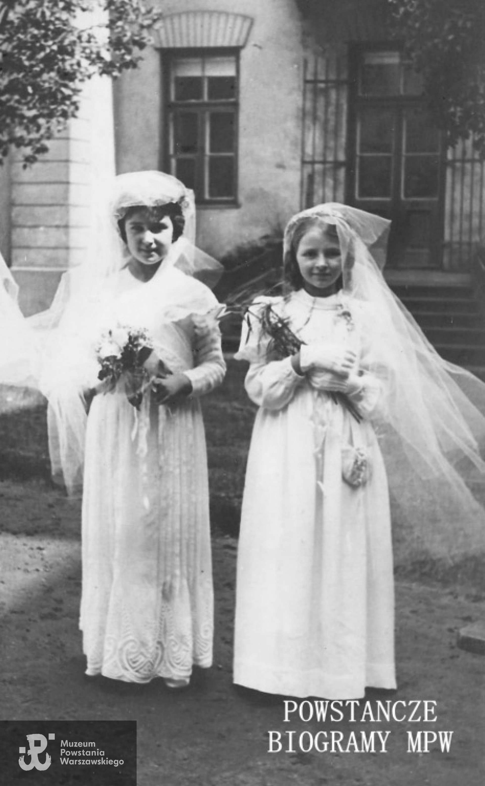 Od lewej stoją: Teresa Bogusławska, Maria Jadwiga Łodzińska (Jadwiga Łodzińska). Pierwsza Komunia Św - 18 maja 1939 r. Fot. z archiwum rodzinnego Witolda Smoleńskiego