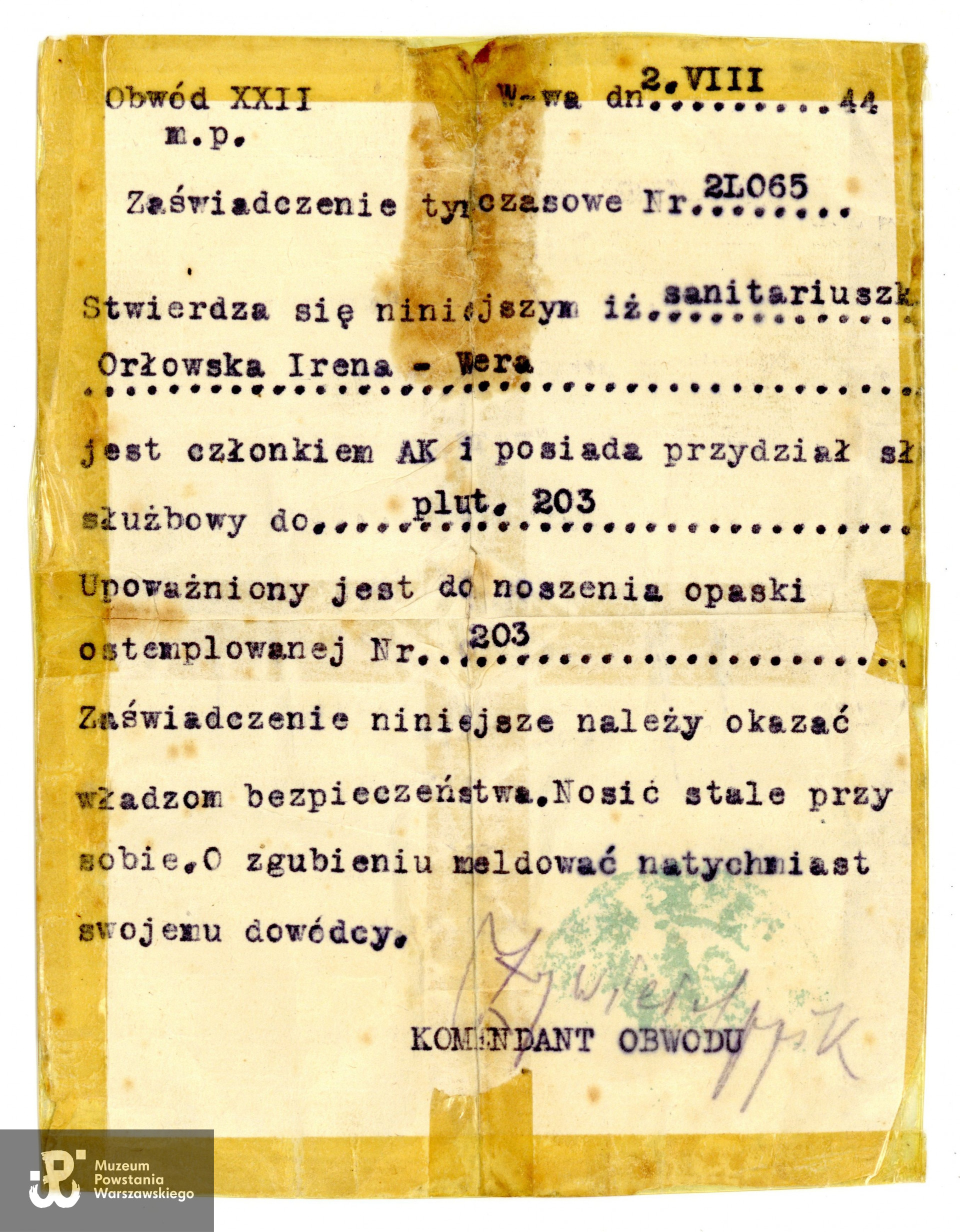 Zaświadczenie tymczasowe z dnia 02.08.1944 potwierdzające przydział Ireny Orłowskiej do plutonu 203 w charakterze sanitariuszki i prawo do noszenia opaski ostemplowanej numerem 203. Na dole widoczny podpis Komendanta II Obwodu Żoliborz - "Żywiciela". Zbiory Muzeum Powstania Warszawskiego, sygn. P/9644, dar p. Krzysztofa Kasprzyka
