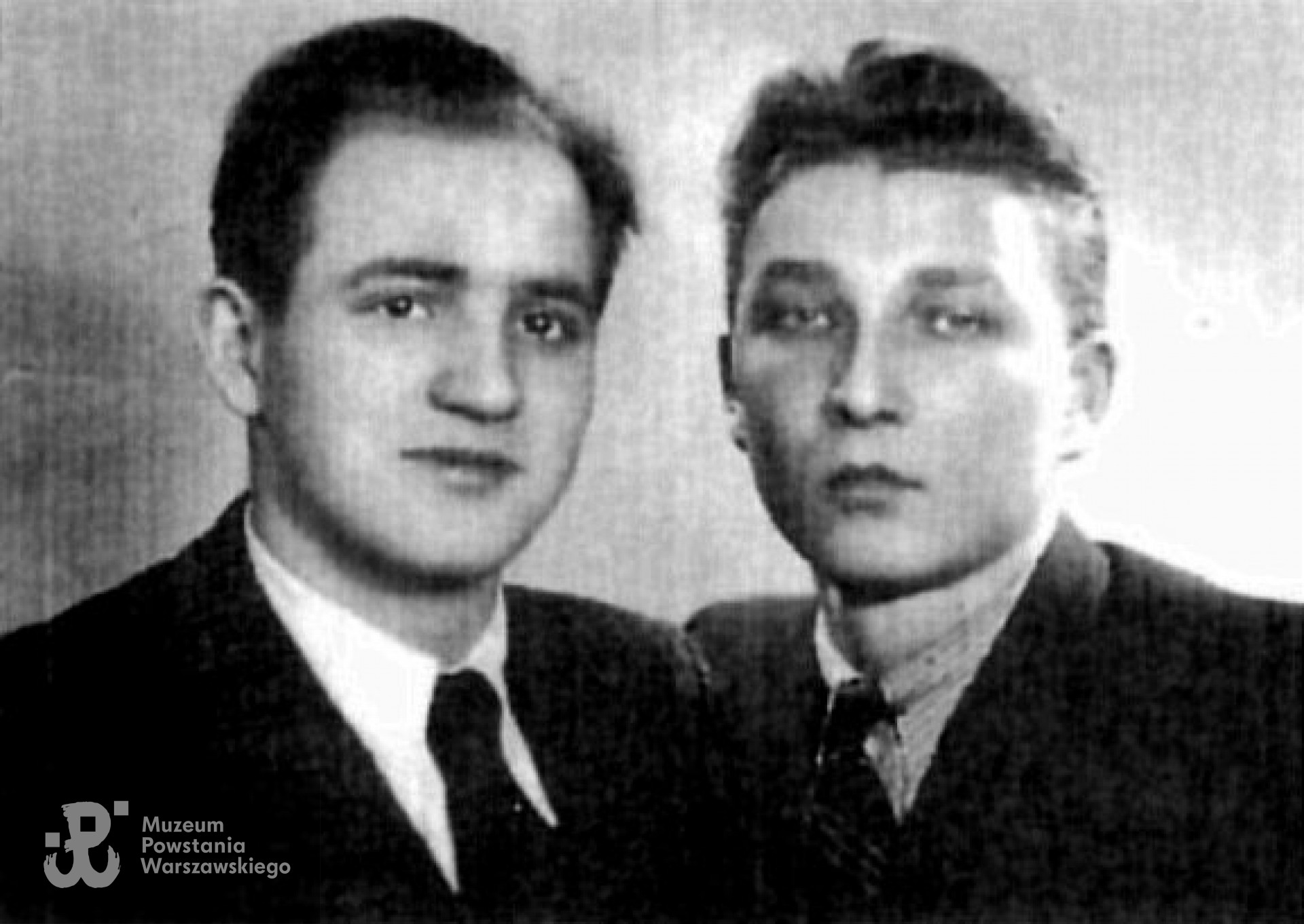 Leszek Gajewski ps. Grom  ( po prawej) z kolegą Wackiem Sitkowskim  ps. Burza poległym 01.08.1944 r. Ze zbiorów Bogny Lewtak-Baczyńskiej.