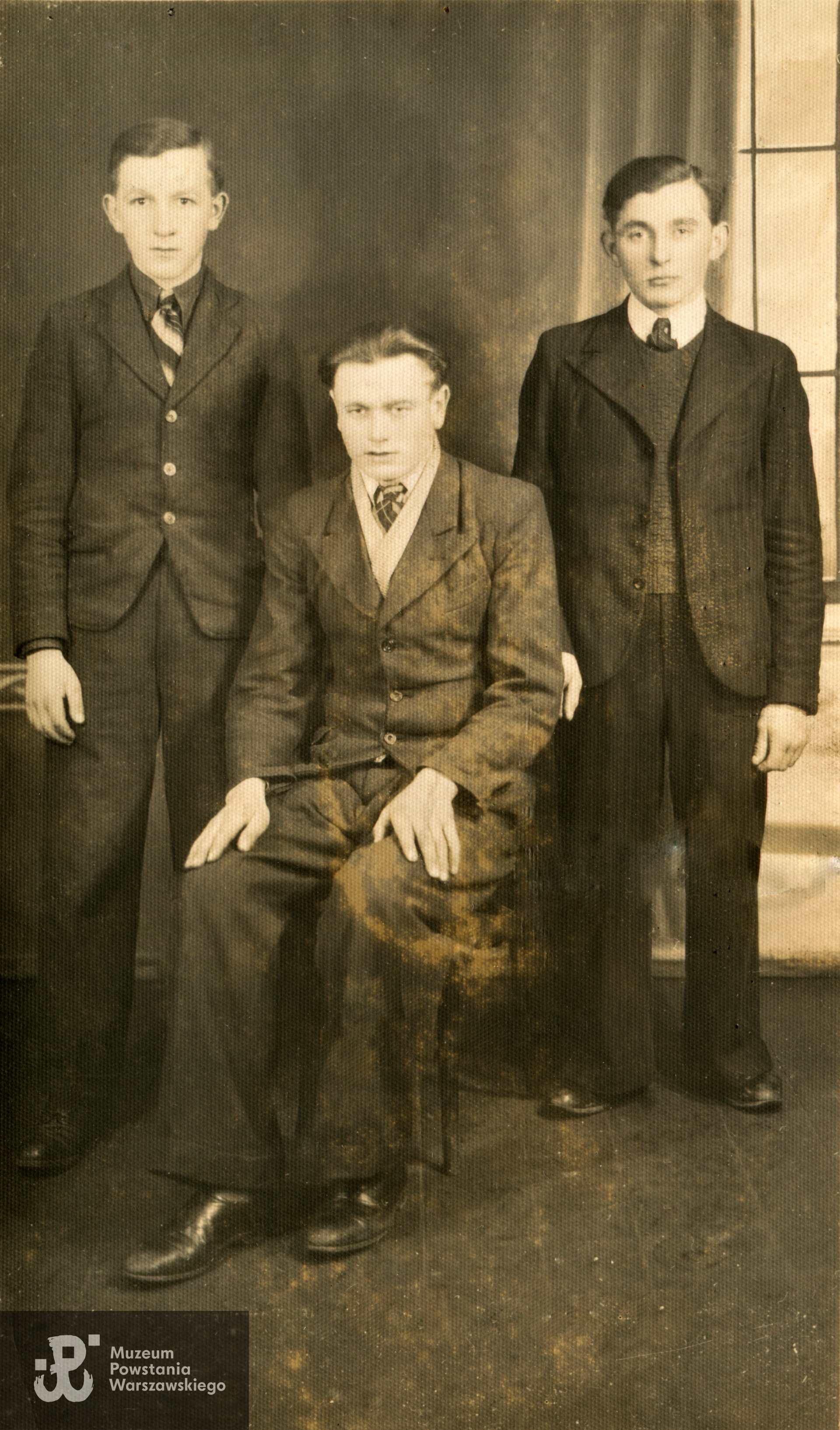 Od lewej: Józef Pańczyk (brat Sylwestra Pańczyka), Piotr Sierawski "Trzeciak", Józef Jędraszko, brat Tadeusza Jędraszki.  Fot. ze zbiorów rodzinnych. Skany wykonano w Muzeum Powstania Warszawskiego - Pokój Kombatanta, marzec 2022.