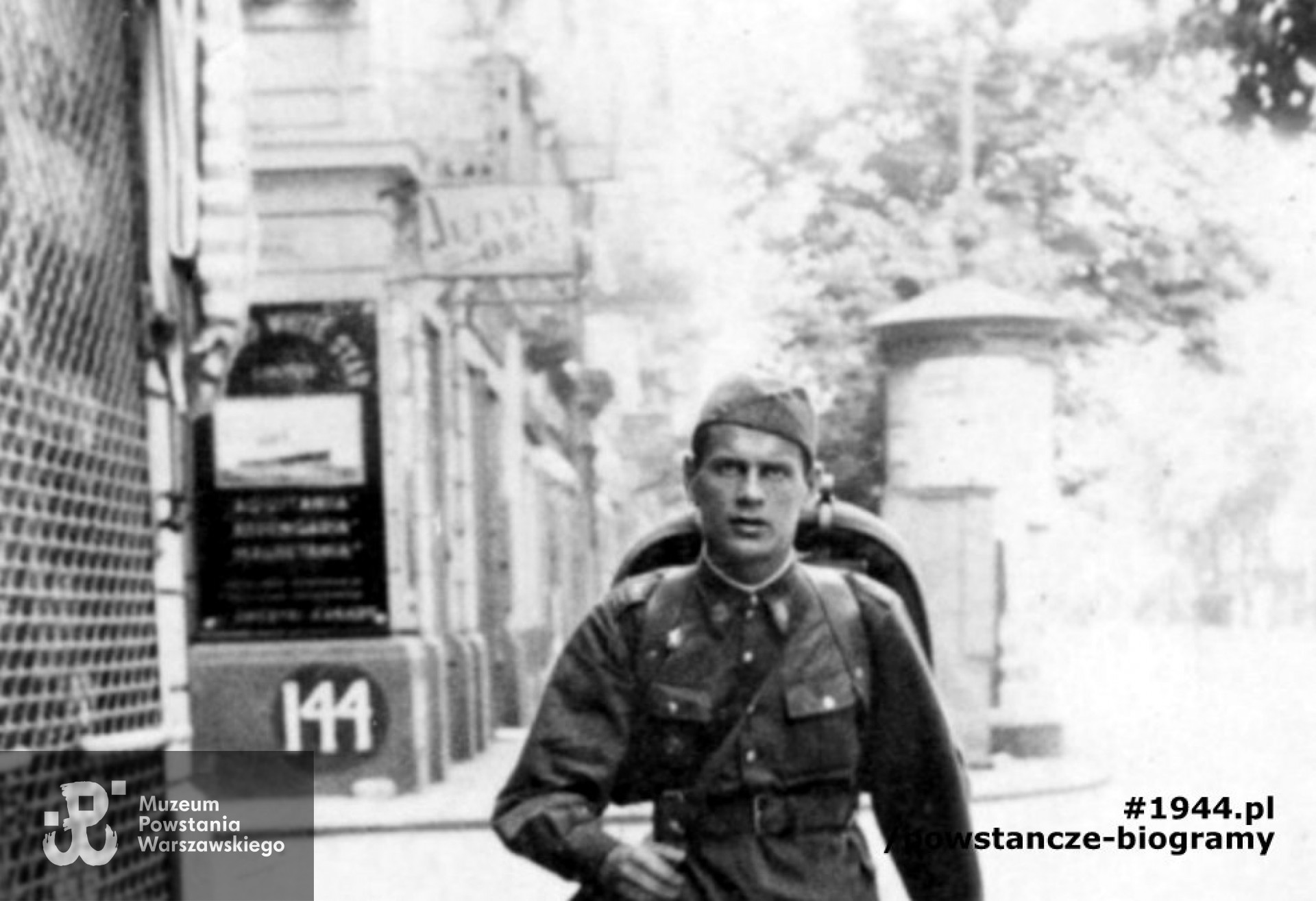 Ryszard Zaremba w Warszawie w mundurze z okresu Przysposobienia Wojskowego, rok. 1938. Zdjęcie z archiwum rodzinnego. Powiększony fragment szerszego ujęcia