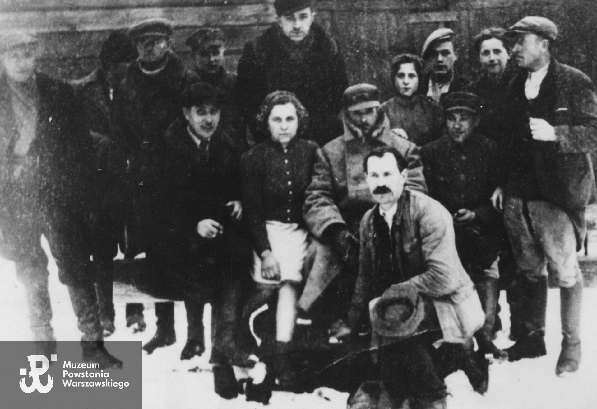 Po "wsypie" i aresztowaniach członków sztabu Radzyńskiego Obwodu AK, Józef Załoga uszedł do lasów turowsko-międzyrzeckich, gdzie na rozkaz komendanta Obwodu zorganizował  z zaalarmowanych oddziałów Obwodu,  specjalny oddział do zadań partyzanckich. Poszukiwany przez gestapo przedostaje się do Warszawy. Zbiory rodzinne, udostępniła   córka, p. Izabela Rola z domu Załoga