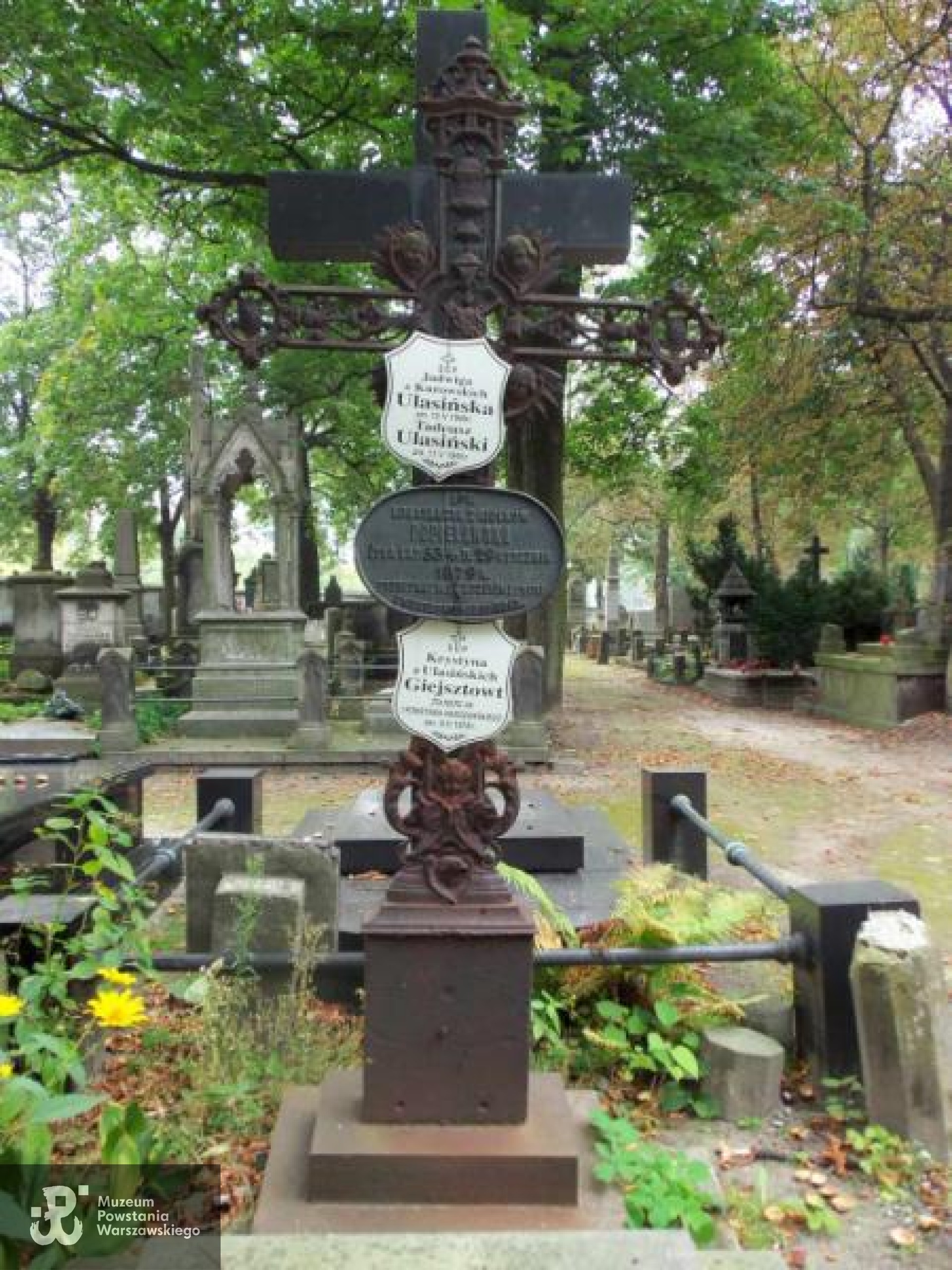 Cmentarz Powązkowski w Warszawie, kwatera Q, rząd 2, miejsce 12-13.
