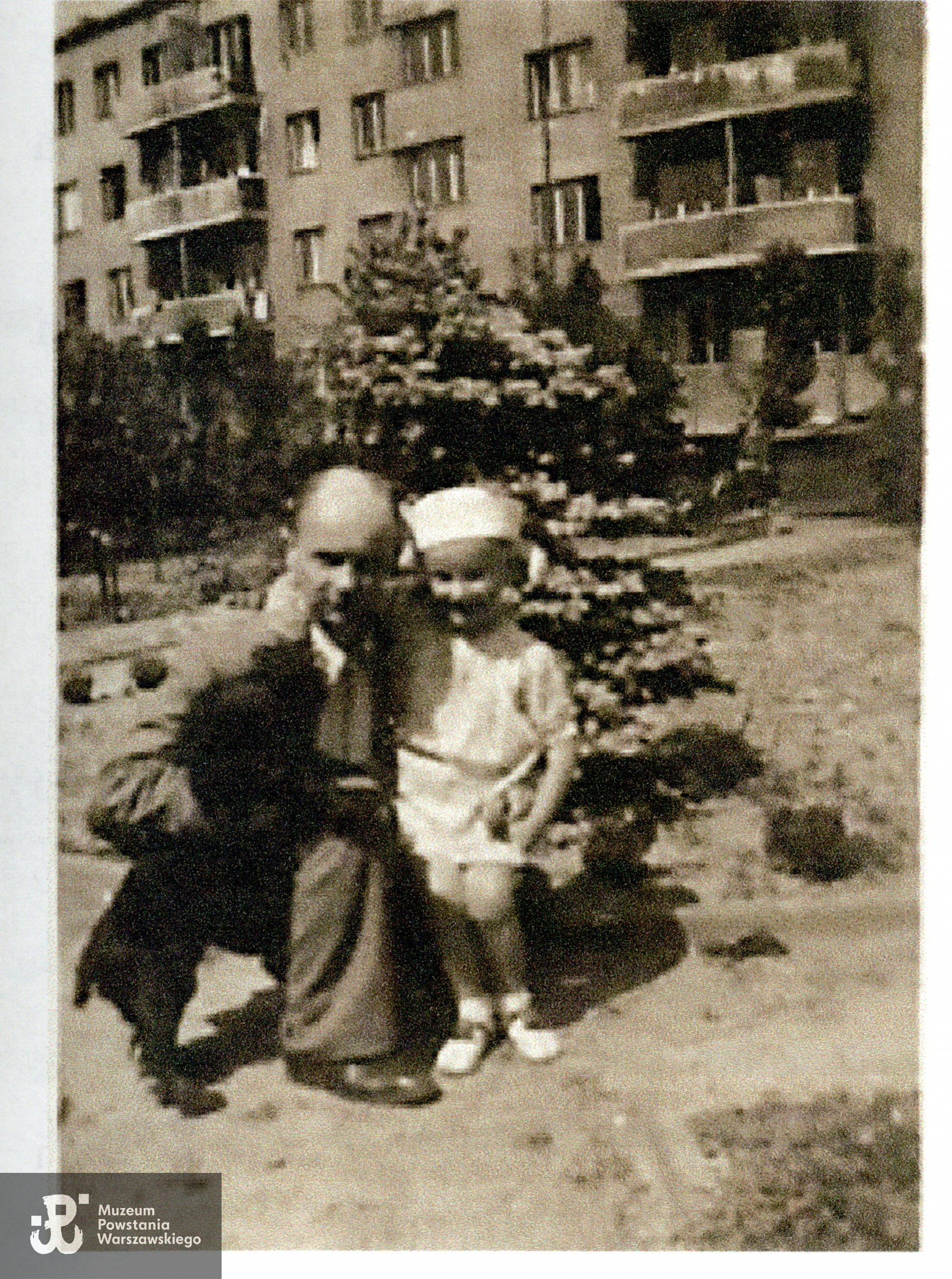 Mała Basia z ojcem. Fot. ze zbiorów prywatnych p. Barbary Muszyńskiej ps. Baśka. Źródło: Barbara Muszyńska - Jochelson, Wspomnienia z okresu okupacji i Powstania Warszawskiego pt. "Miałam 8 lat", zbiory Muzeum Powstania Warszawskiego sygn. P/9284/19