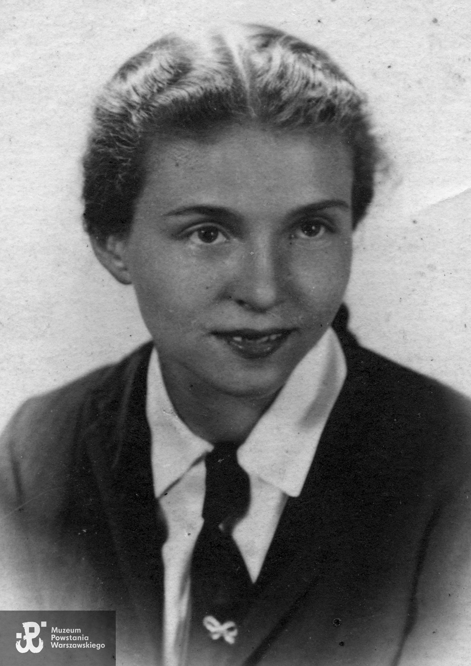 Maria Krystyna Wiewiorowska ps.  Elżbieta Kamińska. Fot. ze zbiorów Muzeum Powstania Warszawskiego - katalog WIEPW