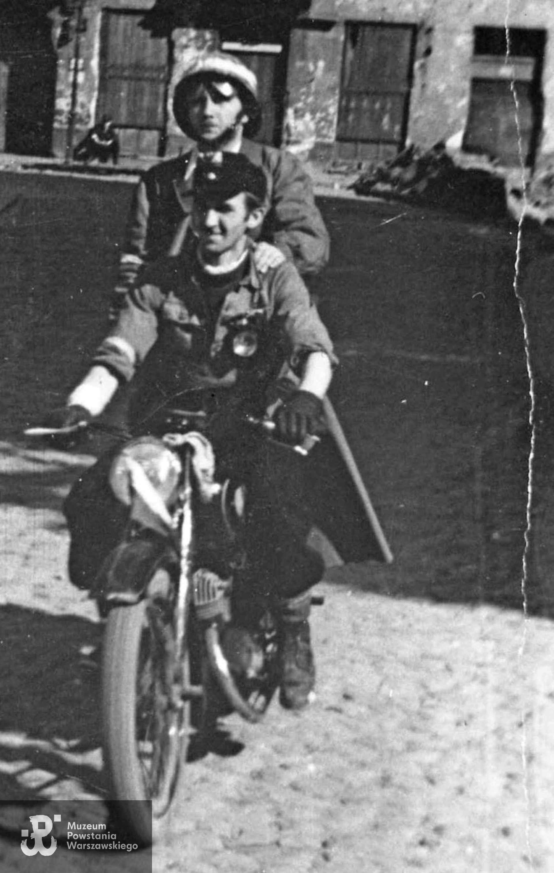 Powiększony fragment poprzedniego ujęcia. Fot. ze zbiorów Muzeum Powstania Warszawskiego, sygn. MPW-IH/912. Autorem zdjęcia jest Jan Żułma ps. Felix.  