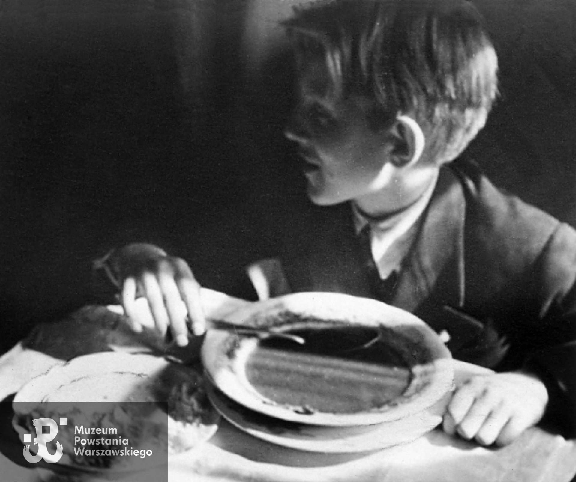 Okupacja. Krzysztof Głuchowski nad talerzem zupy, podstawowa potrawa w głodną zimę i wiosnę 1940 roku. Warszawa, Żoliborz, ul Pogonowskiego 9. Fot. z archiwum rodzinnego Krzysztofa Głuchowskiego.