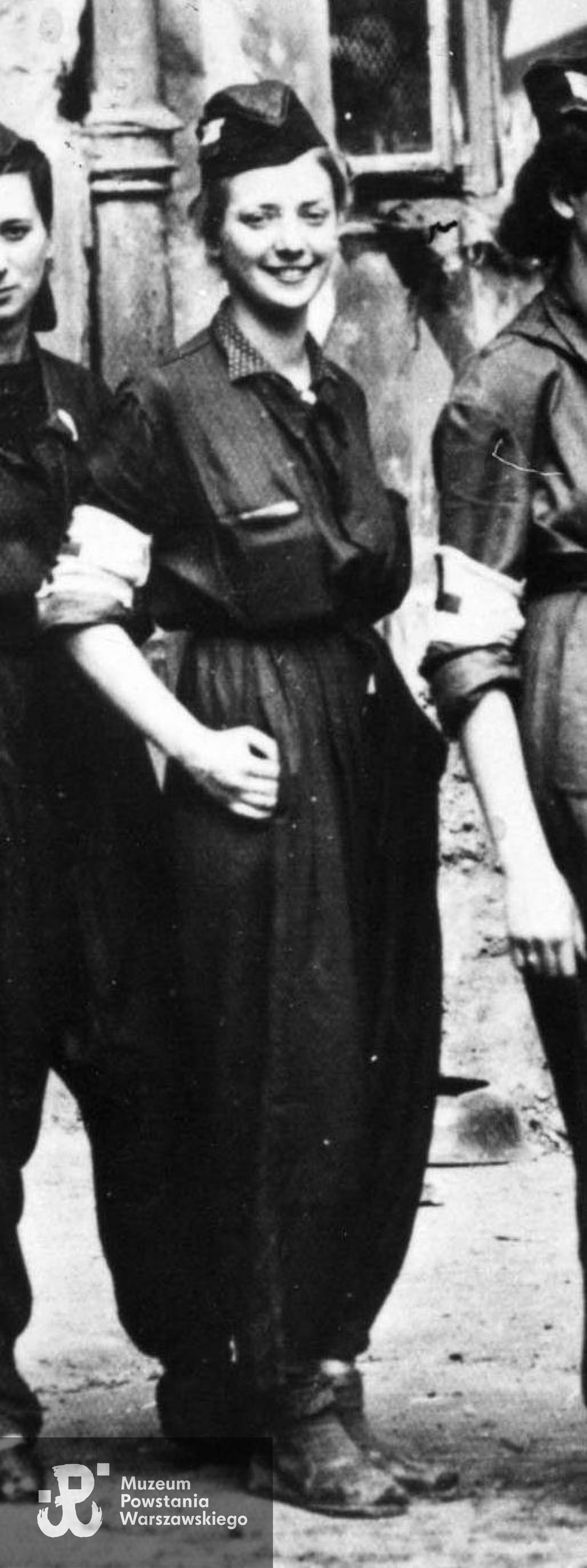 Izabela Kunińska-Zachwatowicz  z d. Sztos ps. "Ryś". Powiększony fragment fotografii poprzedniej -  ze zbiorów Muzeum Powstania Warszawskiego, sygn. MPW-IP/5773