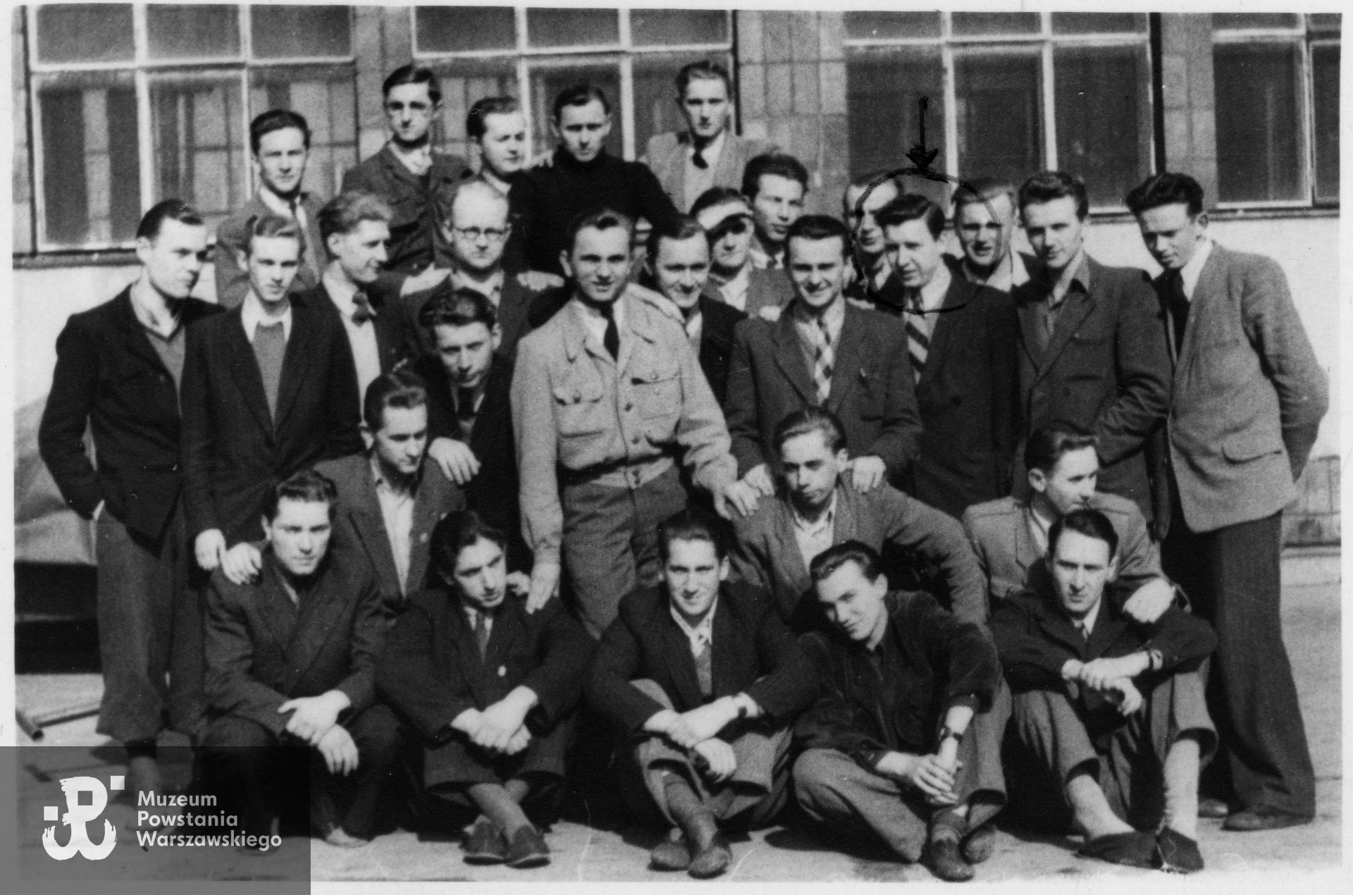 Fotografia powojenna - 1950 rok. Leonard Kapiszewski stoi w trzecim rzędzie trzeci od prawej. Fot. ze zbiorów prywatnych  Powstańca, udostępnił p. Leonard Kapiszewski ps. Ryś.
