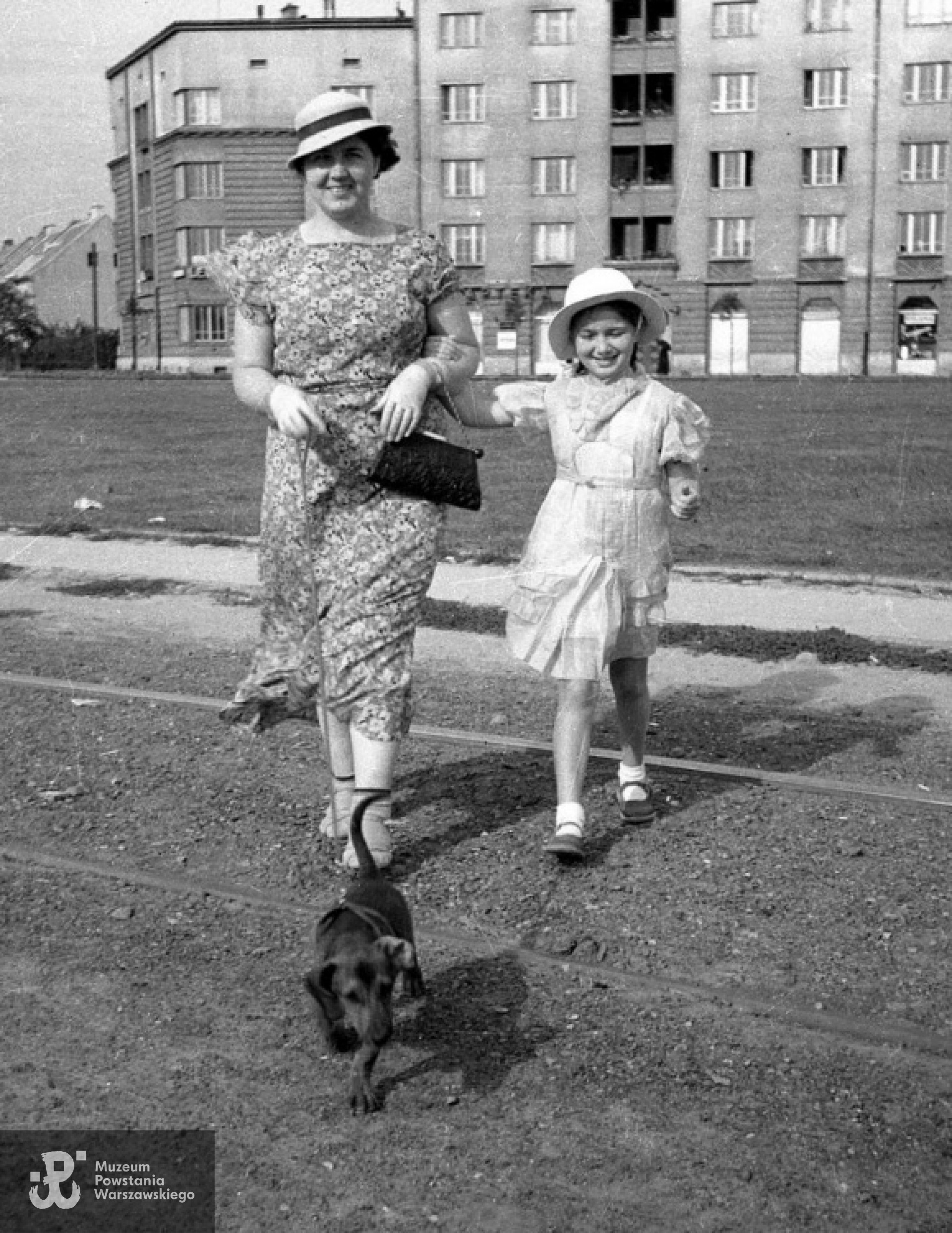 Z matką na warszawskim  Żoliborzu, 1936 r. Fot. Zofia i Piotr Glegoła - archiwum rodzinne.