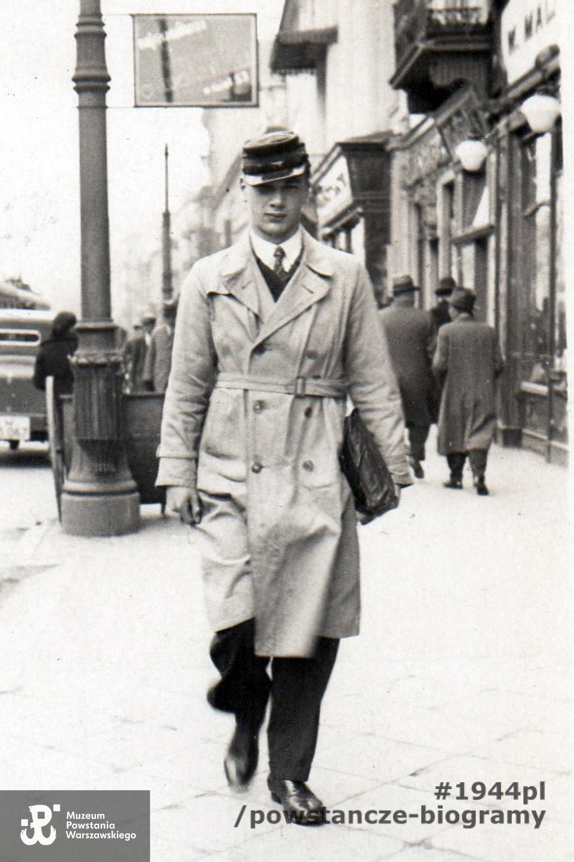 Tadeusz Rutkowski - uczeń warszawskiego Gimnazjum im. Wojciecha Górskiego, 1933 rok. Na głowie widoczna czapka uczniowska gimnazjum  Górskiego (z granatowego sukna  z zielonymi pasami). Fot. ze zbiorów rodzinnych,  nadesłał p. Andrzej Rutkowski, syn Powstańca