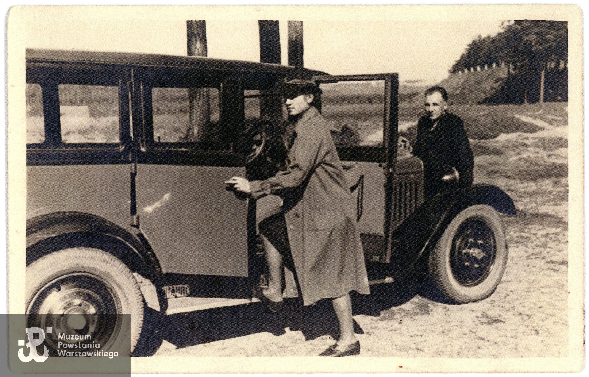 Urszula Tauer (w PW Kaczyńska) wsiadająca do samochodu wujostwa. Przy masce stoi Dezyderiusz Rutkowski, mąż Haliny Rutkowskiej ps. Urszula. Fot. ze zbiorów rodzinnych, skan z kserokopii udostępnionej przez p. Marzenę Tauer-Konecką