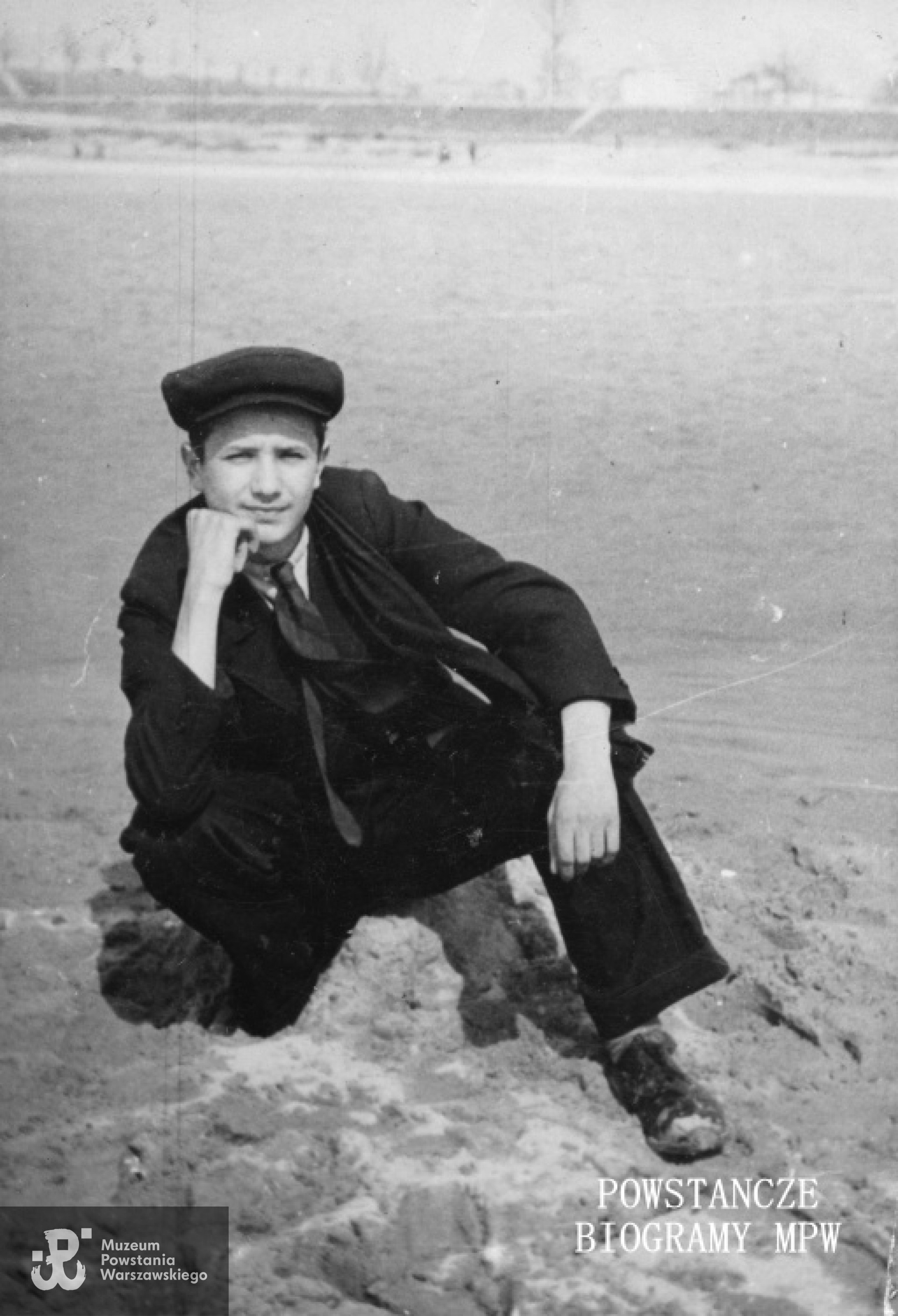 Fotografia z okresu okupacji -1943 - 1944 rok. Tadeusz Piotr Blejarski ps. "Dąb" nad Wisłą. MPW-IP/5250