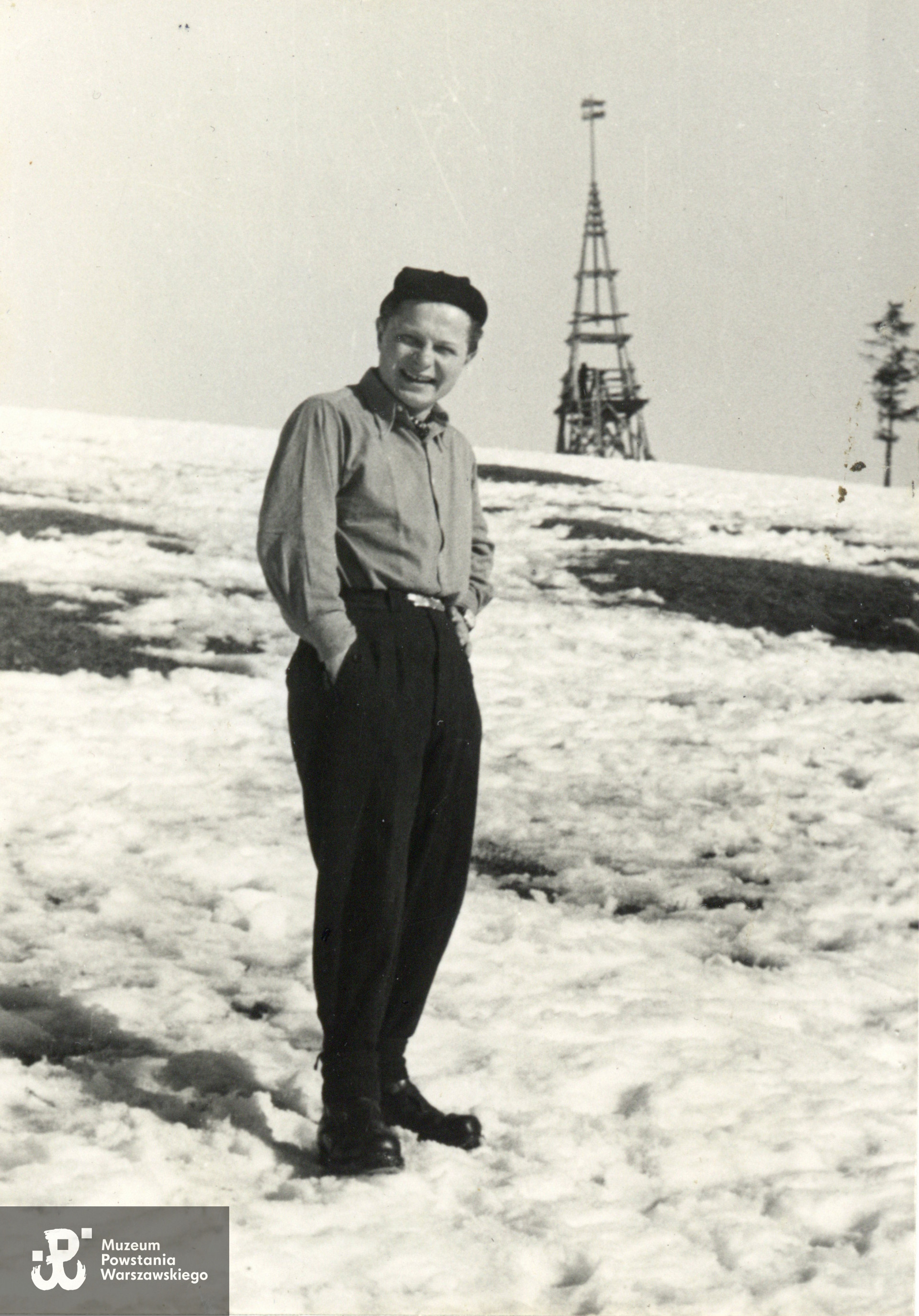 Włodzimierz Maczunder w górach, ferie zimowe 1948.  Fot. ze zbiorów rodzinnych Pana Włodzimierza Maczundera ps. Chomik. Skany wykonano w Muzeum Powstania Warszawskiego, 09/2023