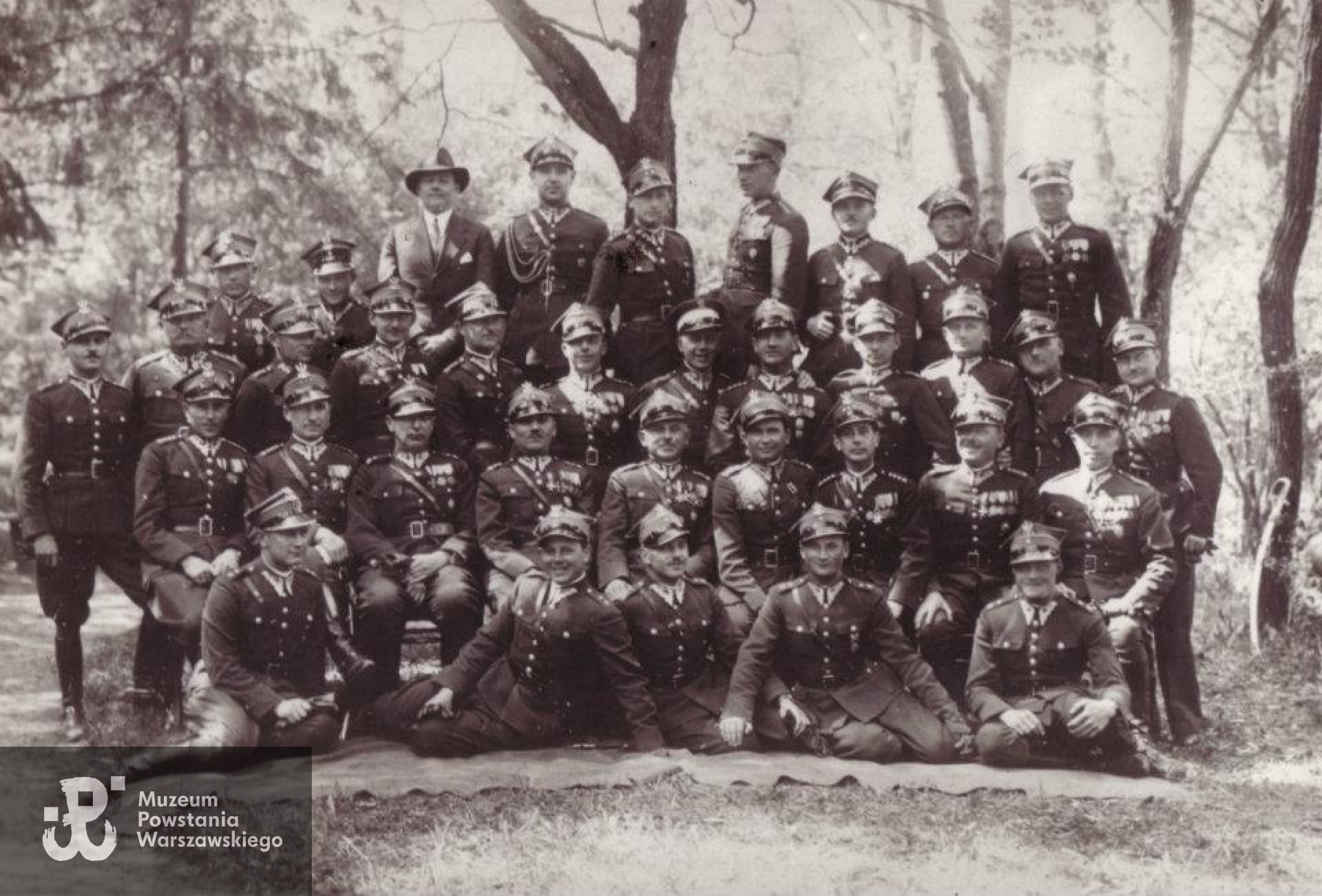Korpus oficerski na święcie pułkowym 1936 r. Od góry pierwszy rząd, stoją od lewej: por. Florian Berdowski, por. NN, por. rez. hr. Michał Stanisław Kossakowski, por. Tomasz Dworzecki-Bohdanowicz, por. Czesław Klimowicz, por. T. Domański, por. lek. wet. Józef Gabriel Wysokiński, por. Brzozowski, chor. Marian Trochimiak.
Drugi rząd, stoją od lewej: por. Sznajder, chor. Tadeusz Biedrzycki, por. Zbigniew Antoni Wroczyński, por. Czesław Szadkowski, rtm. Władysław Abramowicz, rtm. Konstanty Kalinowski, rtm. Stefan Krzyżanowski, rtm. Franciszek Koprowski, por. Anatol Pieregorodzki, por. Władysław Muszyński, kpt. Marceli Midor (kancelaria PKU Białystok), rtm. Majsner.
Trzeci rząd, siedzą od lewej: rtm. Mieczysław Gawryłkiewicz, rtm. Antoni Szczawiński, dr mjr Otton Weldon, ppłk Józef Grad-Somiński, płk dypl. Witosław Porczyński (dowódca pułku), mjr Jan Kałłaur, rtm. Eugeniusz de Virion, rtm. Napoleon Kostanecki, rtm. Antoni Paszkowski. Czwarty rząd, siedzą od lewej: ppor. Jerzy Sarnecki, ppor. Władysław Michał Radzymiński, ppor. Kazimierz Julian Domański, ppor. Zbigniew Antoni Chamski, ppor. Stanisław Lucjan Zdanowicz. Źródło: Polskie Formacje Wojskowe/Facebook.com
