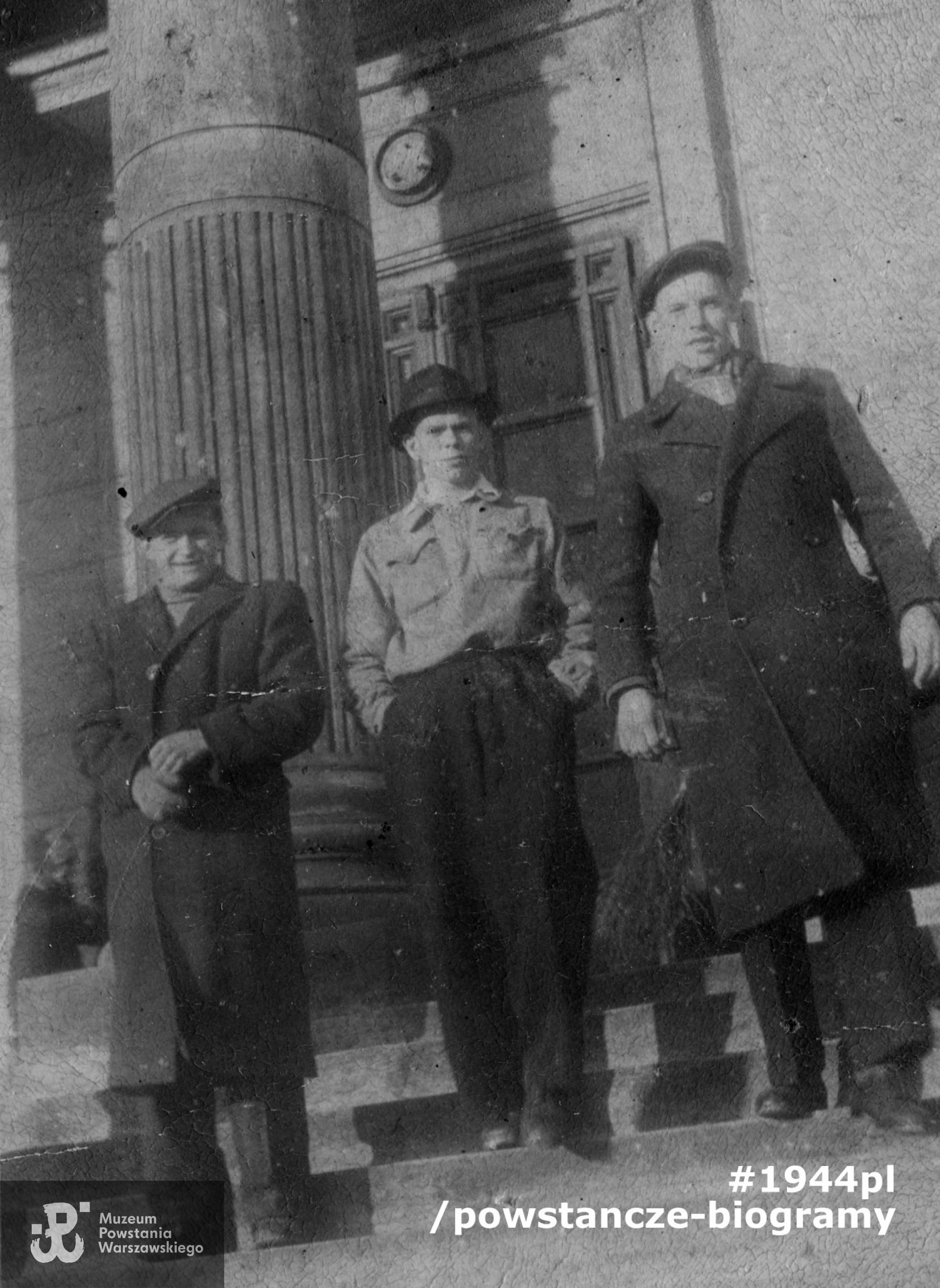 Antoni Starzyński "Krępy" (na fotografii pierwszy z prawej strony), obok jego brat <a href =  https://www.1944.pl/ofiary-cywilne/mieczyslaw-starzynski,43148.html> Mieczysław Starzyński, </a> aresztowany przez Niemców 21.05.1944,  przebywał w obozie karnym na ul. Gęsiej. Podczas Powstania ślad po nim zaginął. Zdjęcie wykonane najprawdopodobniej na schodach Bazyliki Najświętszego Serca Jezusowego przy ul. Kawęczyńskiej 57/59. Fot. z archiwum rodzinnego p. Iwony Powierzy

