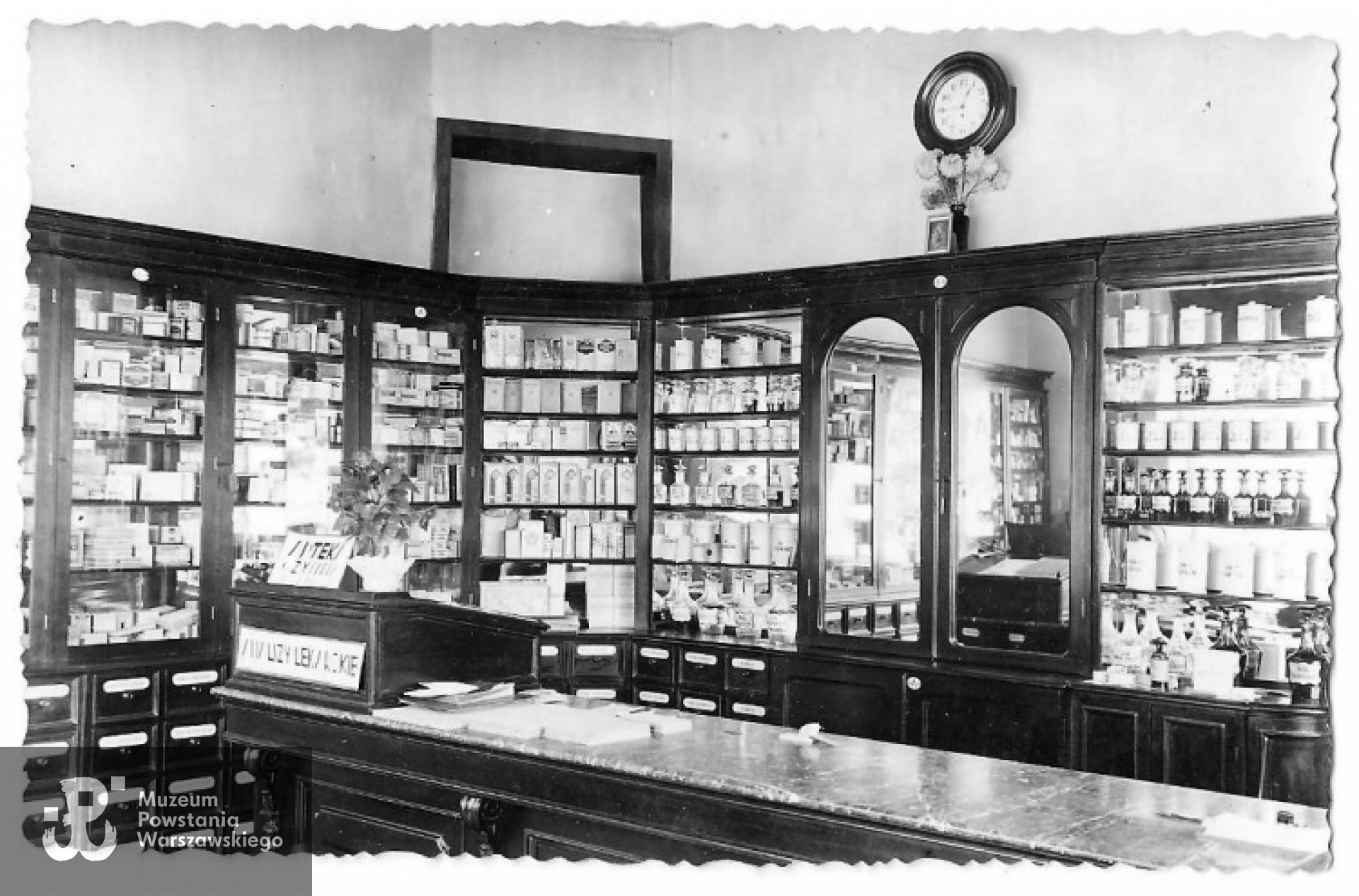 Wnętrze apteki "Mgr A.Łodziński i S-ka", ul. Kazimierzowska 65, ok 1942 r.