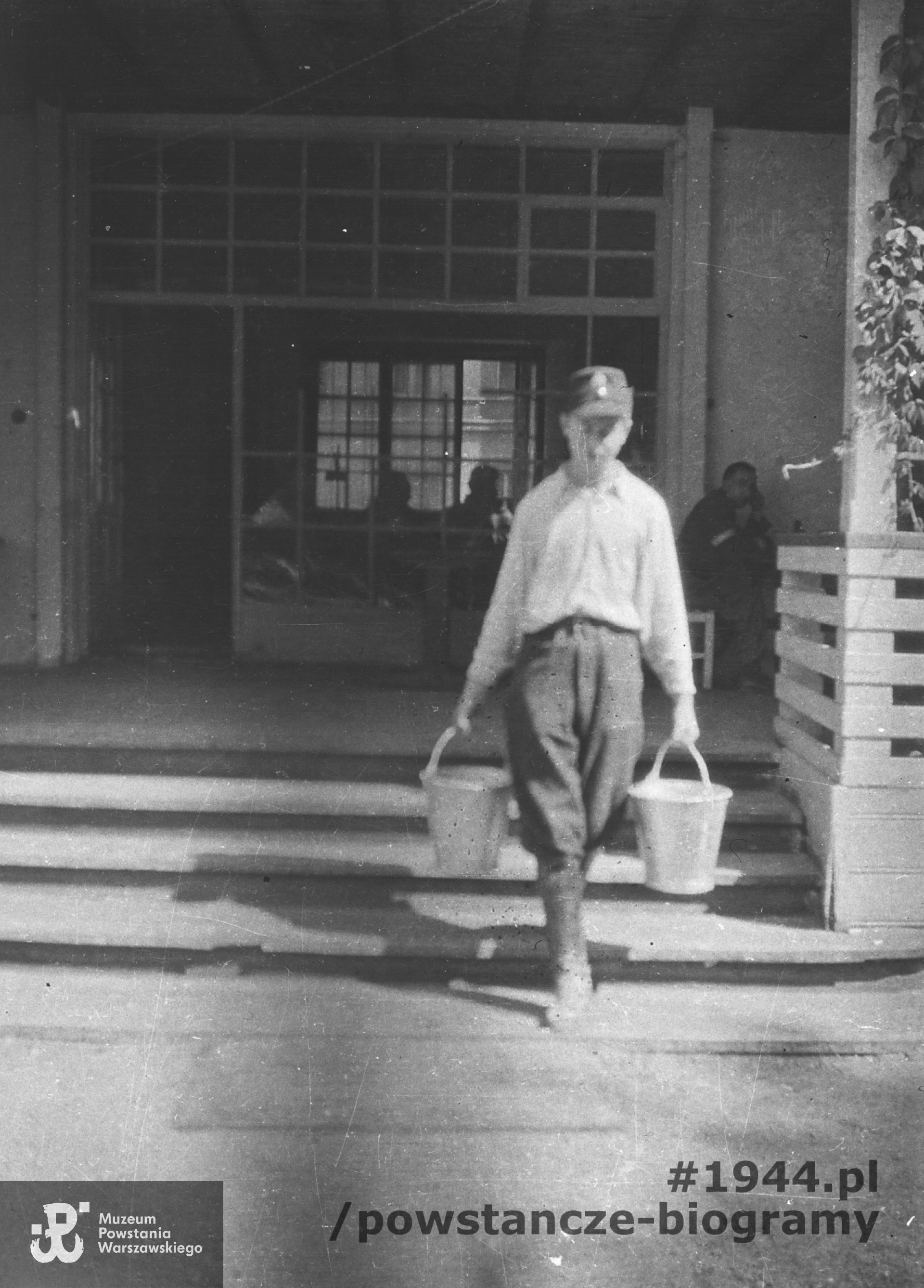 Pchor. Janusz Sawicki "Zabawa" z wiadrami wody na schodach w ogródku kawiarni "Batawia" przy ul. Mazowieckiej 9. Ze zbiorów Muzeum Powstania Warszawskiego, sygn. MPW-IP/3798