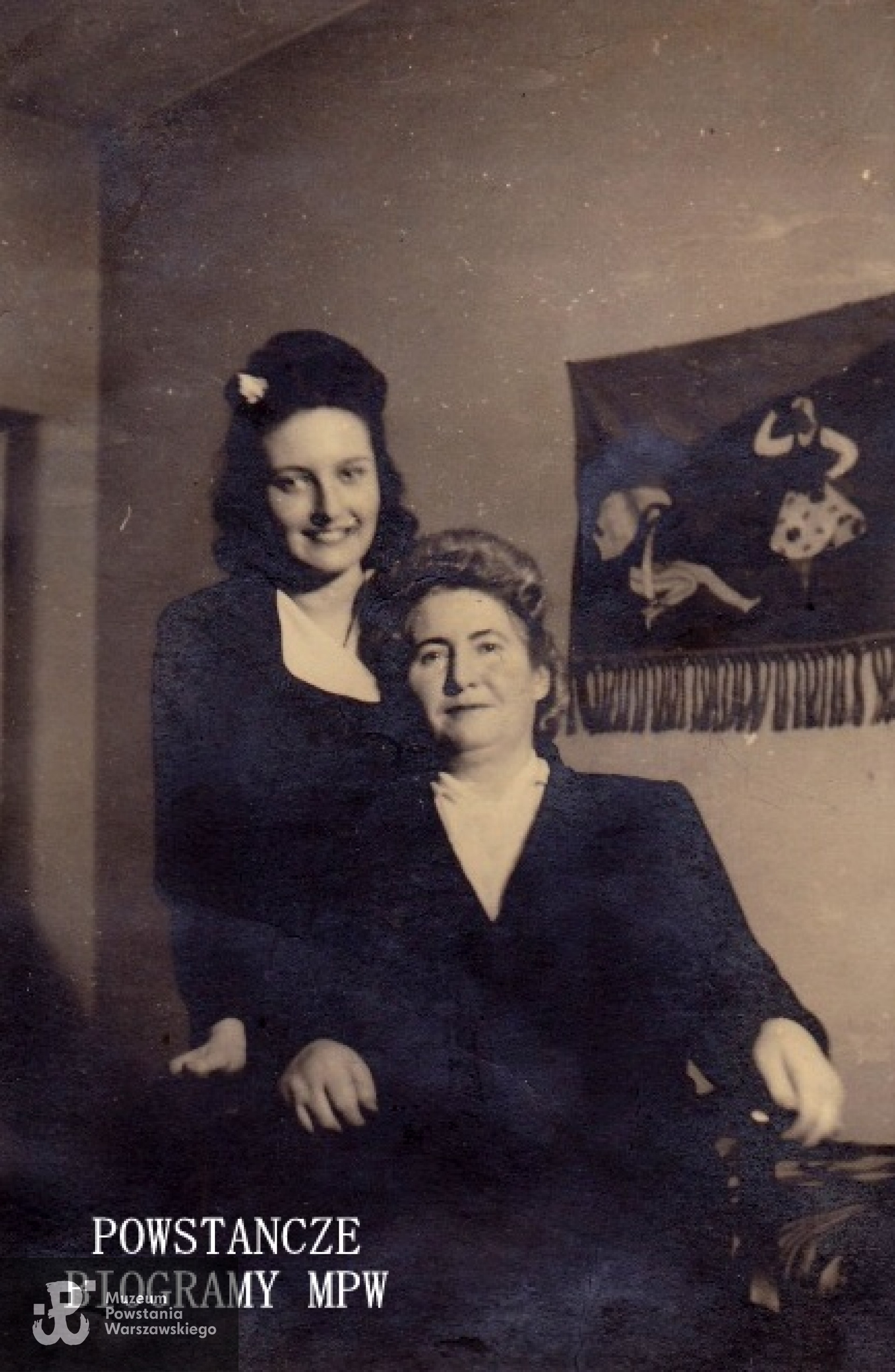 Halina z matką Aleksandrą Kifer przed aresztowaniem w 1942 r. Fot. archiwum rodzinne