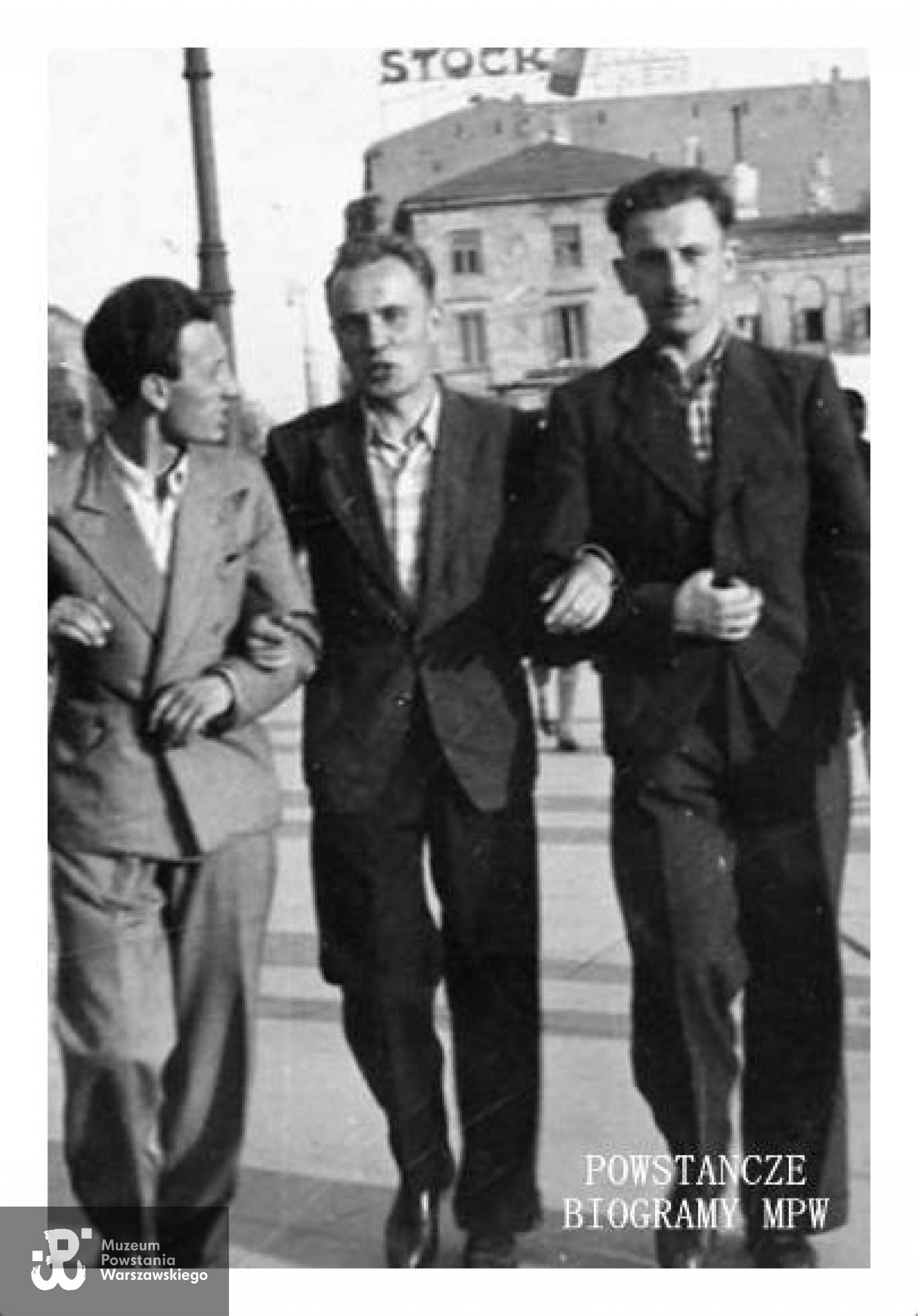 Warszawa, okres okupacji. Hen­ryk Win­czew­ski - na zdjęciu  pierw­szy z lewej, w środku NN, z pra­wej Mie­czy­sław Pampiłowski. Fot. archiwum rodzinne Zbigniewa Winczewskiego - <i>Medycy Powstania </i>