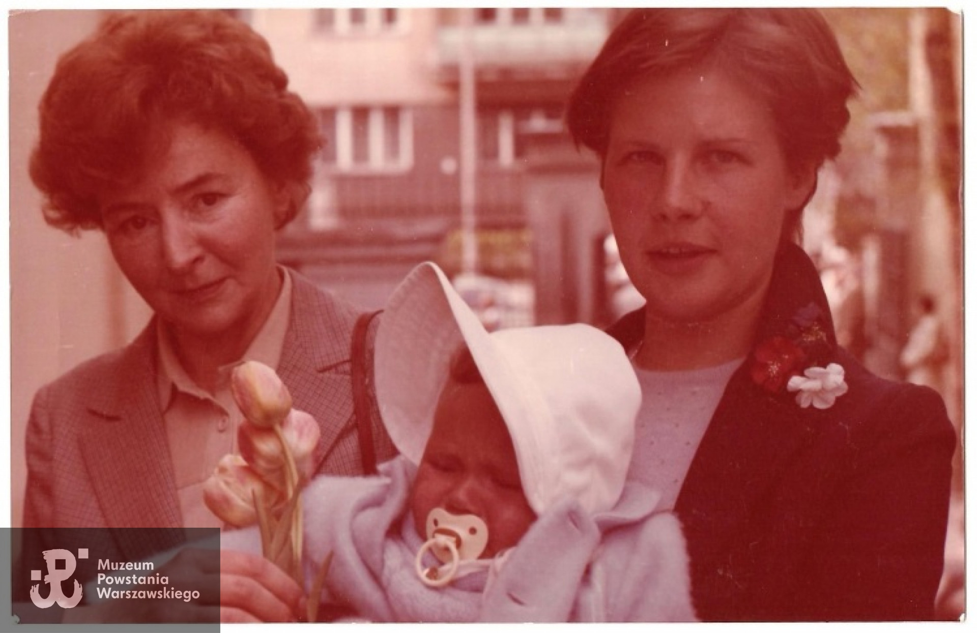 Maria Jadwiga z Łodzińskich Smoleńska z wnuczką Kasią Smoleńską i synową Małgosią, przed kaplicą oo. Jezuitów na ul. Narbutta. Chrzciny Wielkanoc 1984 r. Z archiwum rodzinnego Witolda Smoleńskiego