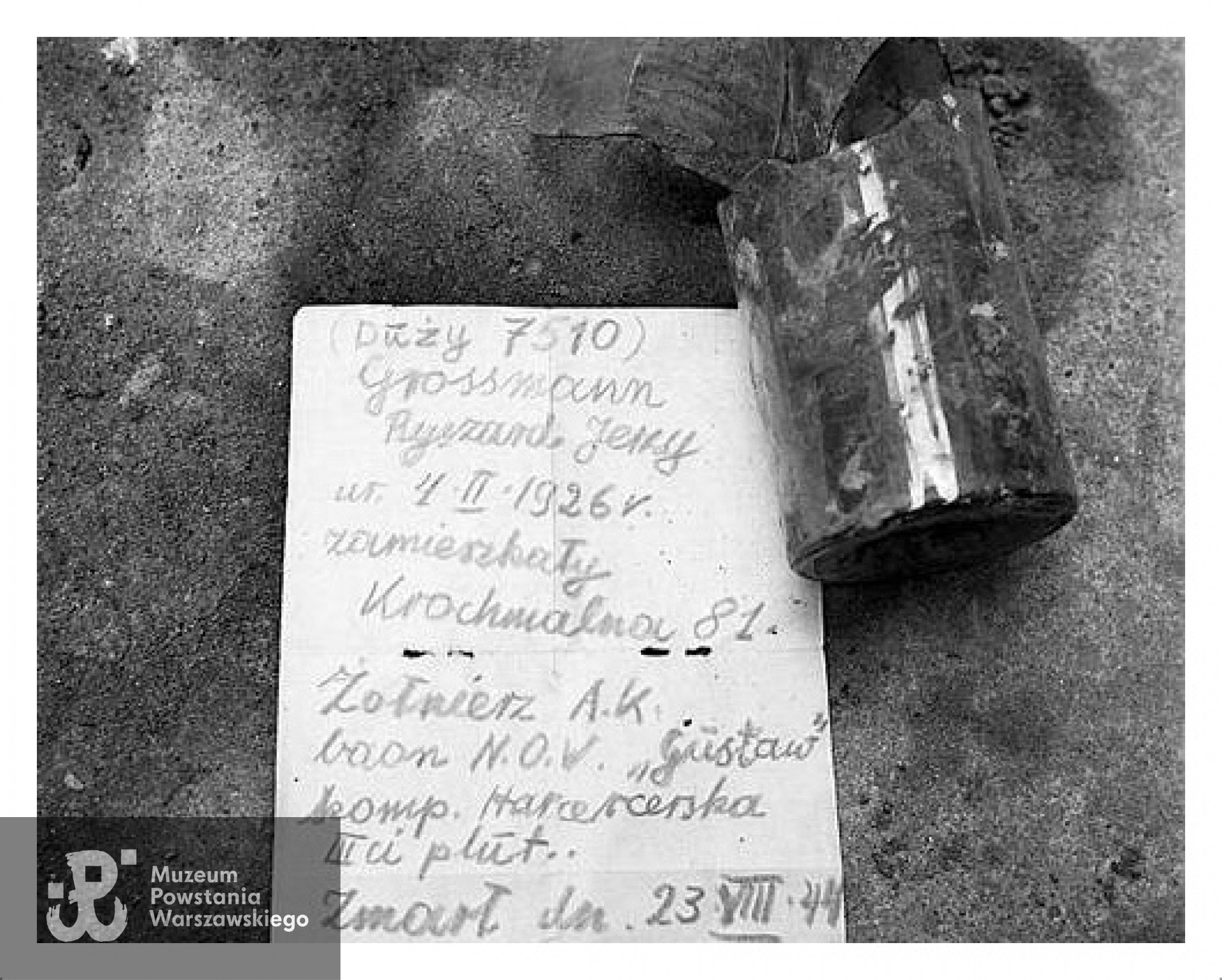 Karta z danymi osobowymi znaleziona w butelce podczas ekshumacji zwłok powstańca - Ryszarda Grossmana ps.  Duży  z kompanii harcerskiej batalionu  Gustaw , zmarłego 23.08.1944 r. Fot. Jarosław Tarań