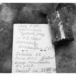 Karta z danymi osobowymi znaleziona w butelce podczas ekshumacji zwłok powstańca - Ryszarda Grossmana ps.  Duży  z kompanii harcerskiej batalionu  Gustaw , zmarłego 23.08.1944 r. Fot. Jarosław Tarań