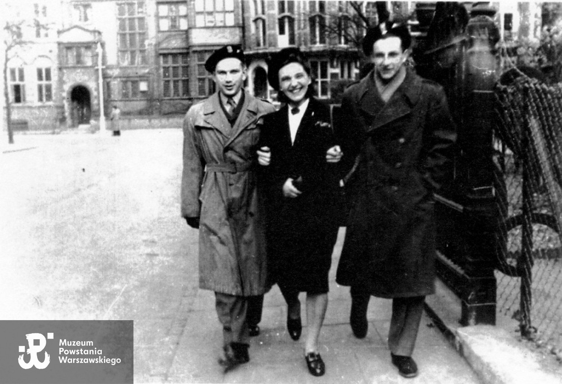 Trójka z Plutonu 1112. Ppor. Dionizy Piotr Mazur (pierwszy od lewej) z ppor. Zofią Klepaczową i st.uł. Januszem Klepaczem. Londyn, Collingham Gardens, po obiedzie na święto 7 Pułku Ułanów Lubelskich w Domu Lotnika,  Marzec 1948 roku.